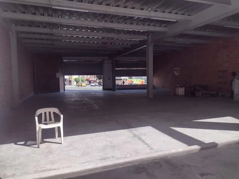 Bodega en arriendo en La America, Medellín, 320 m² · foto 2 de 8