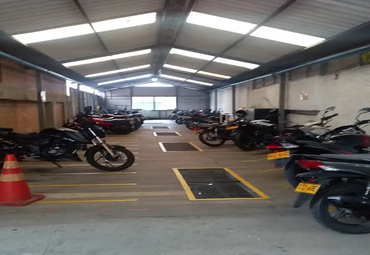 Local en venta en Boston, Medellín, 850 m² · foto 2 de 12