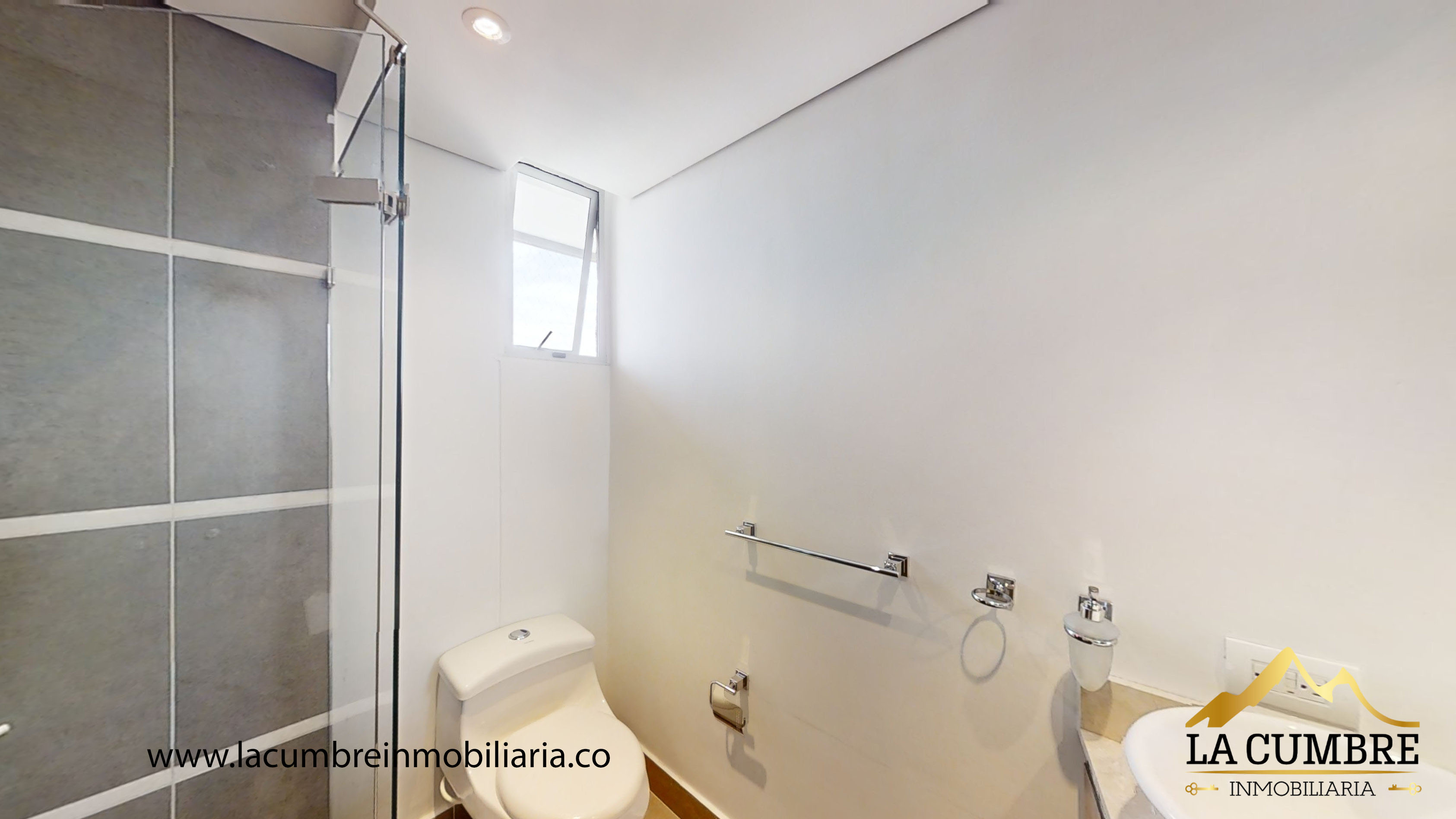 Apartamento de 3 alcobas en arriendo en Los Naranjos, Medellín, 220 m² · foto 11 de 16