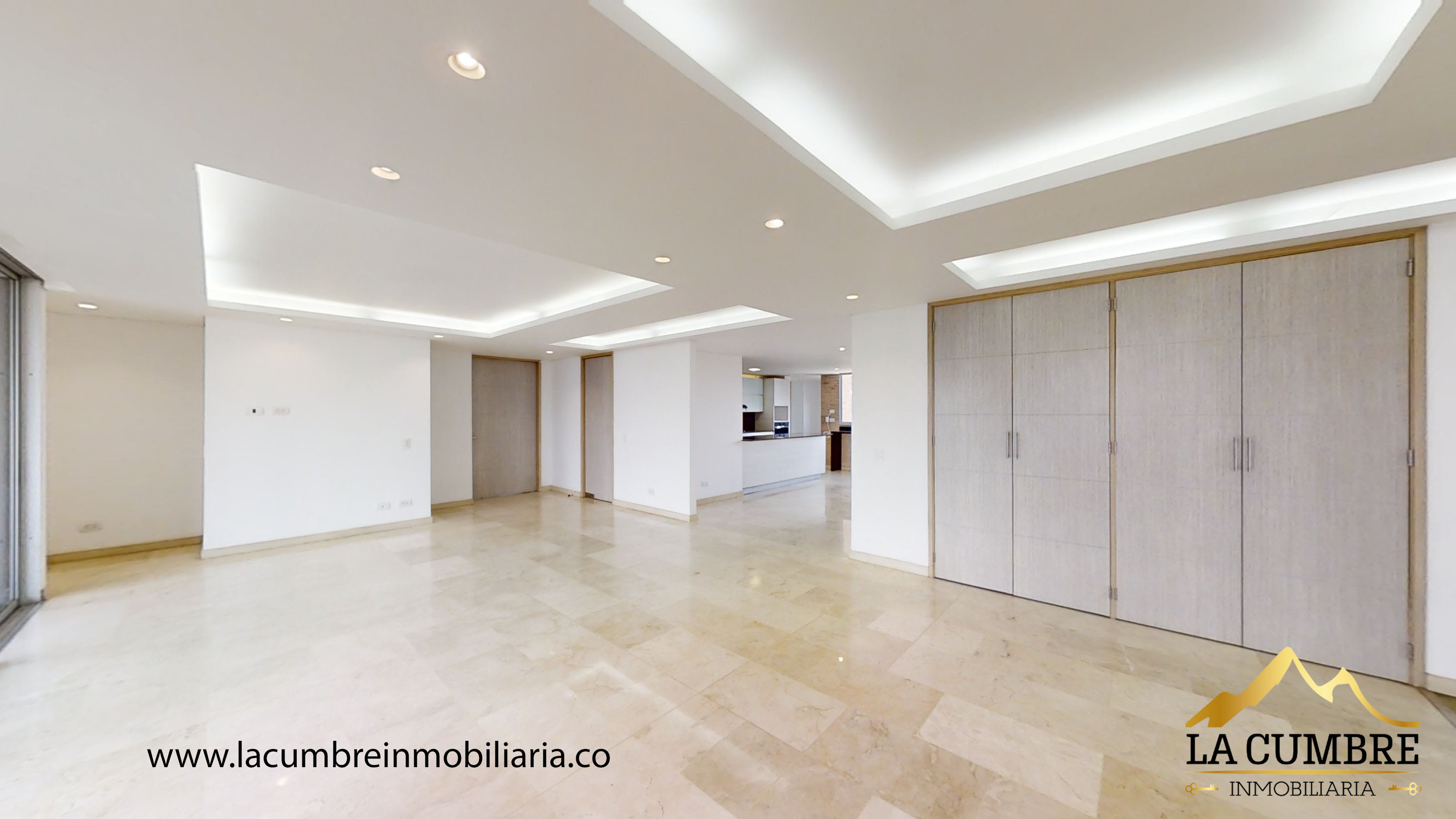 Apartamento de 3 alcobas en arriendo en Los Naranjos, Medellín, 220 m² · foto 2 de 16