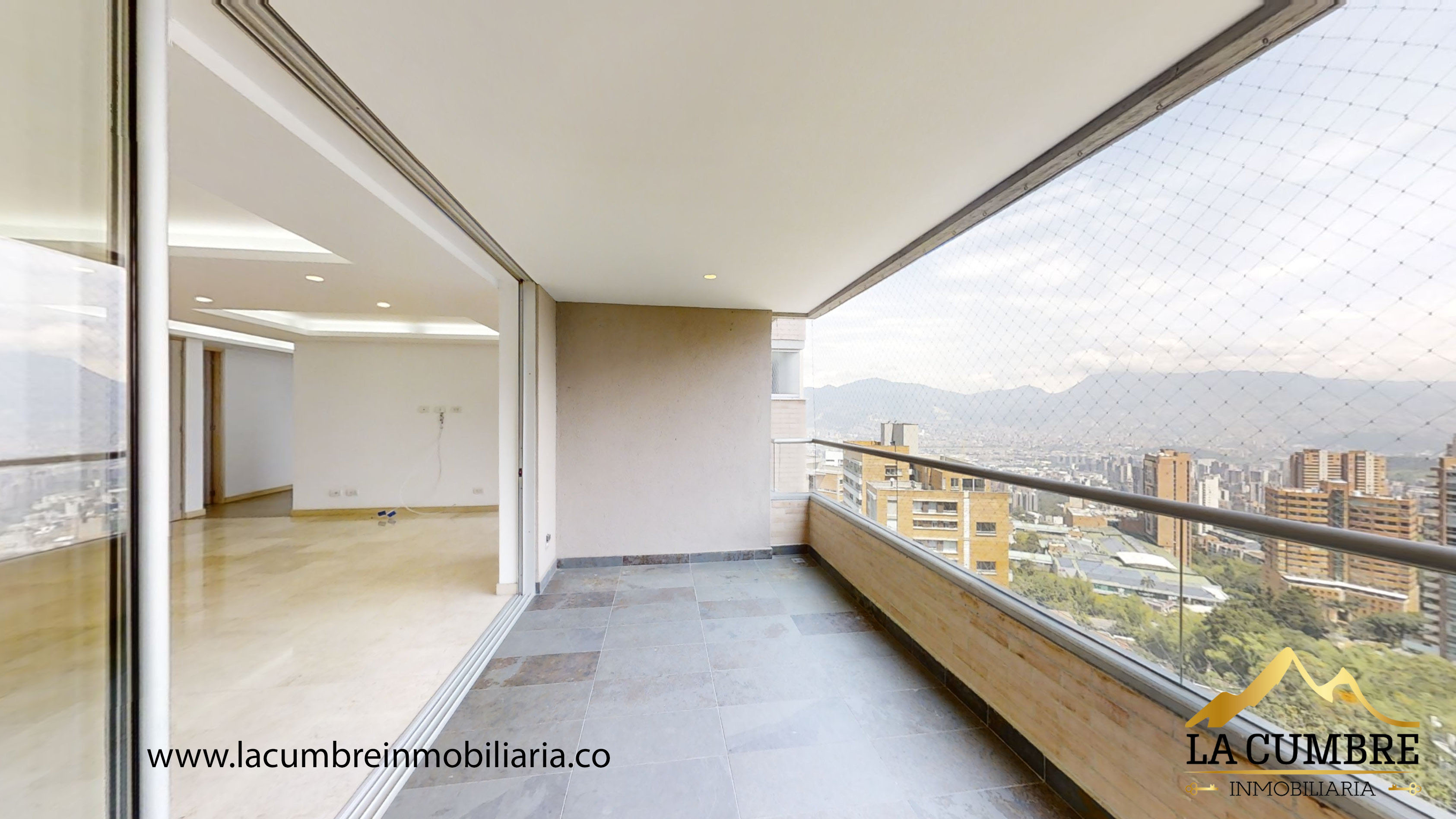 Apartamento de 3 alcobas en arriendo en Los Naranjos, Medellín, 220 m² · foto 3 de 16