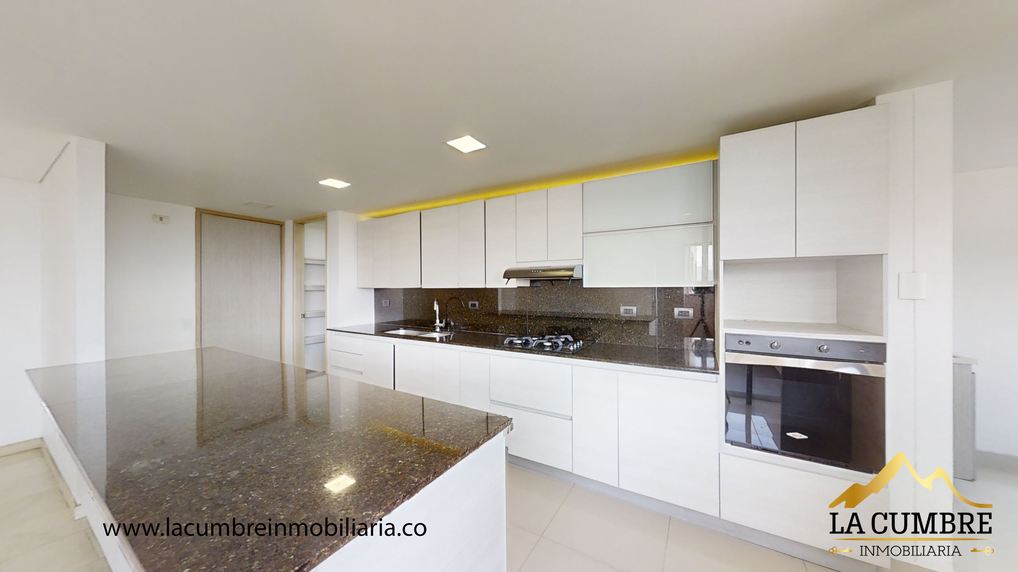 Apartamento de 3 alcobas en arriendo en Los Naranjos, Medellín, 220 m² · foto 5 de 16