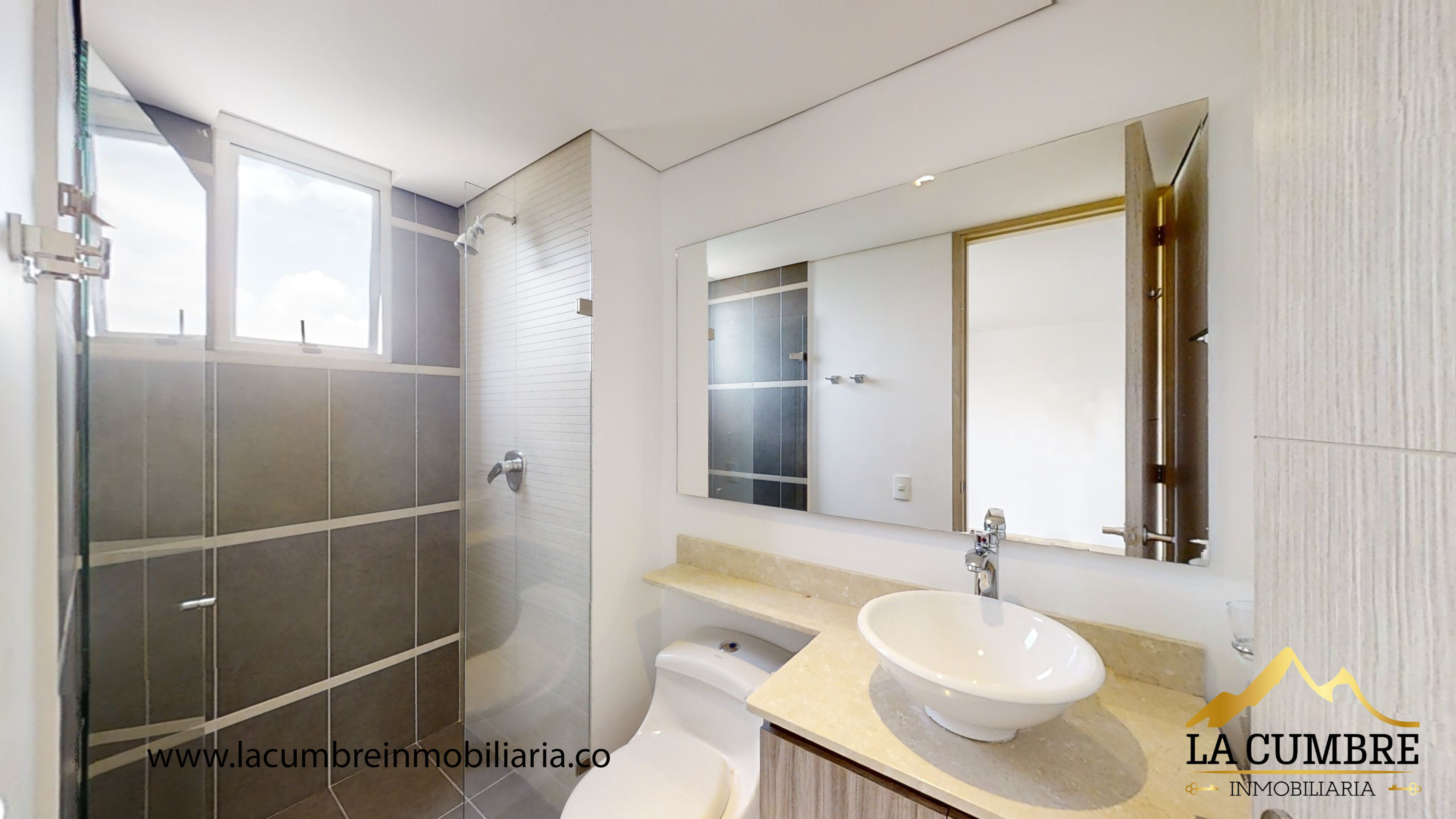 Apartamento de 3 alcobas en arriendo en Los Naranjos, Medellín, 220 m² · foto 9 de 16
