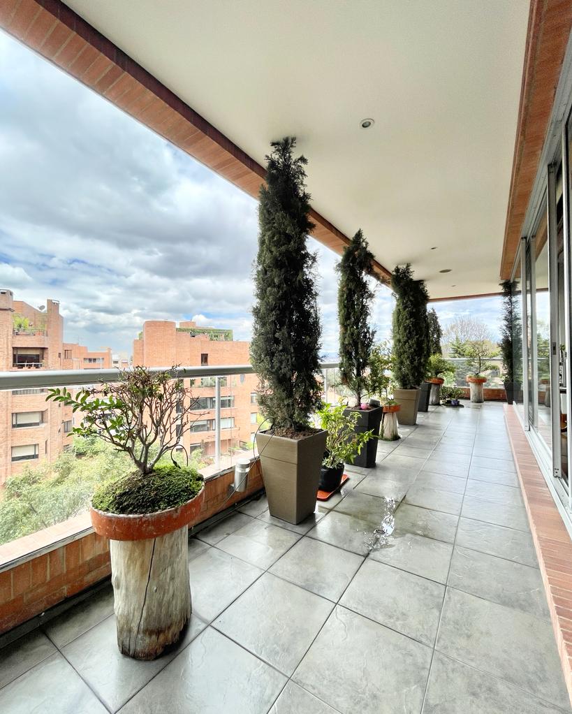 Apartamento de 4 alcobas en venta en Los Rosales, Bogotá, 467 m² · foto 2 de 23