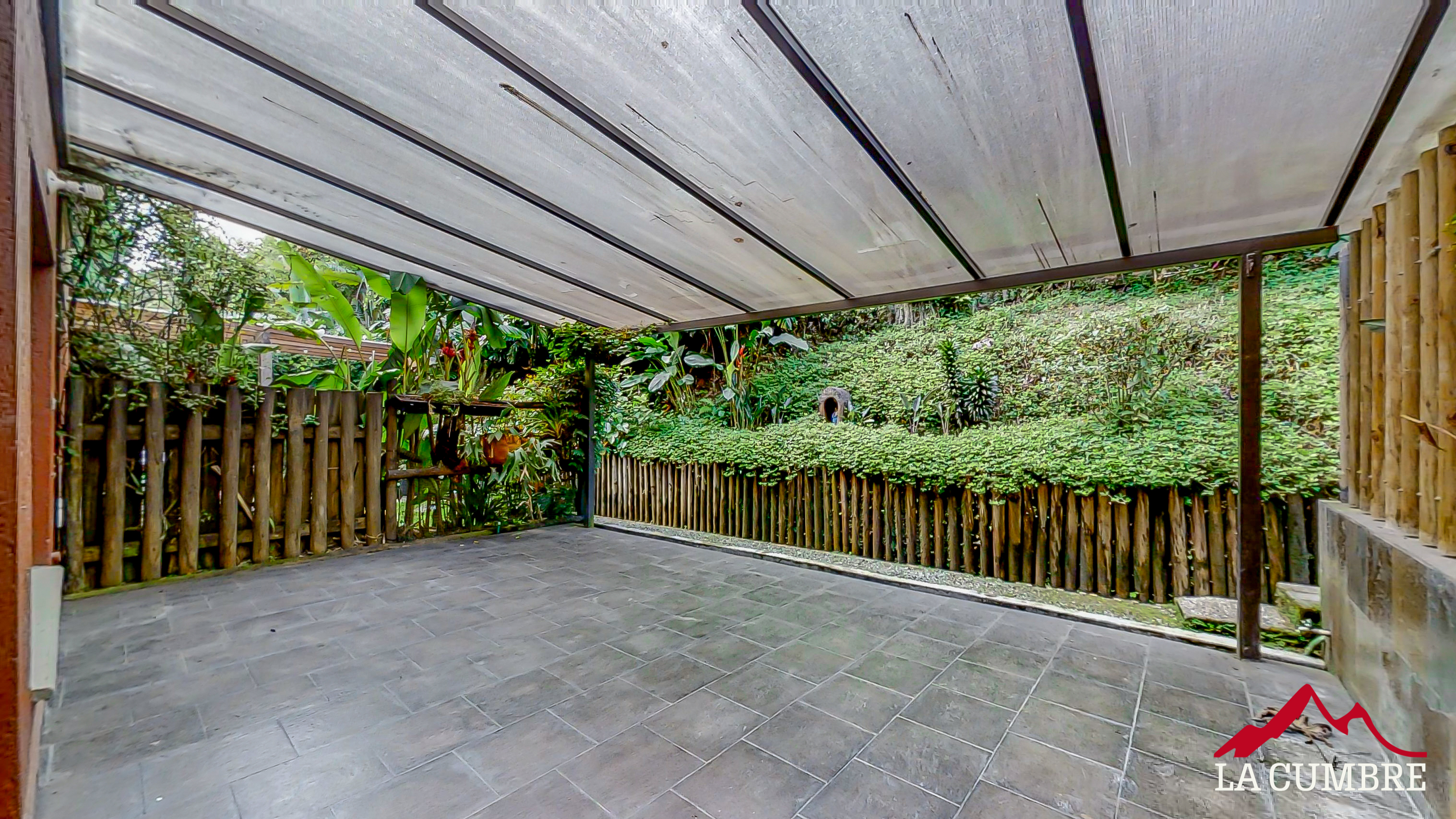 Casa de 3 alcobas en venta en El Poblado, Medellín, 240 m² · foto 2 de 11
