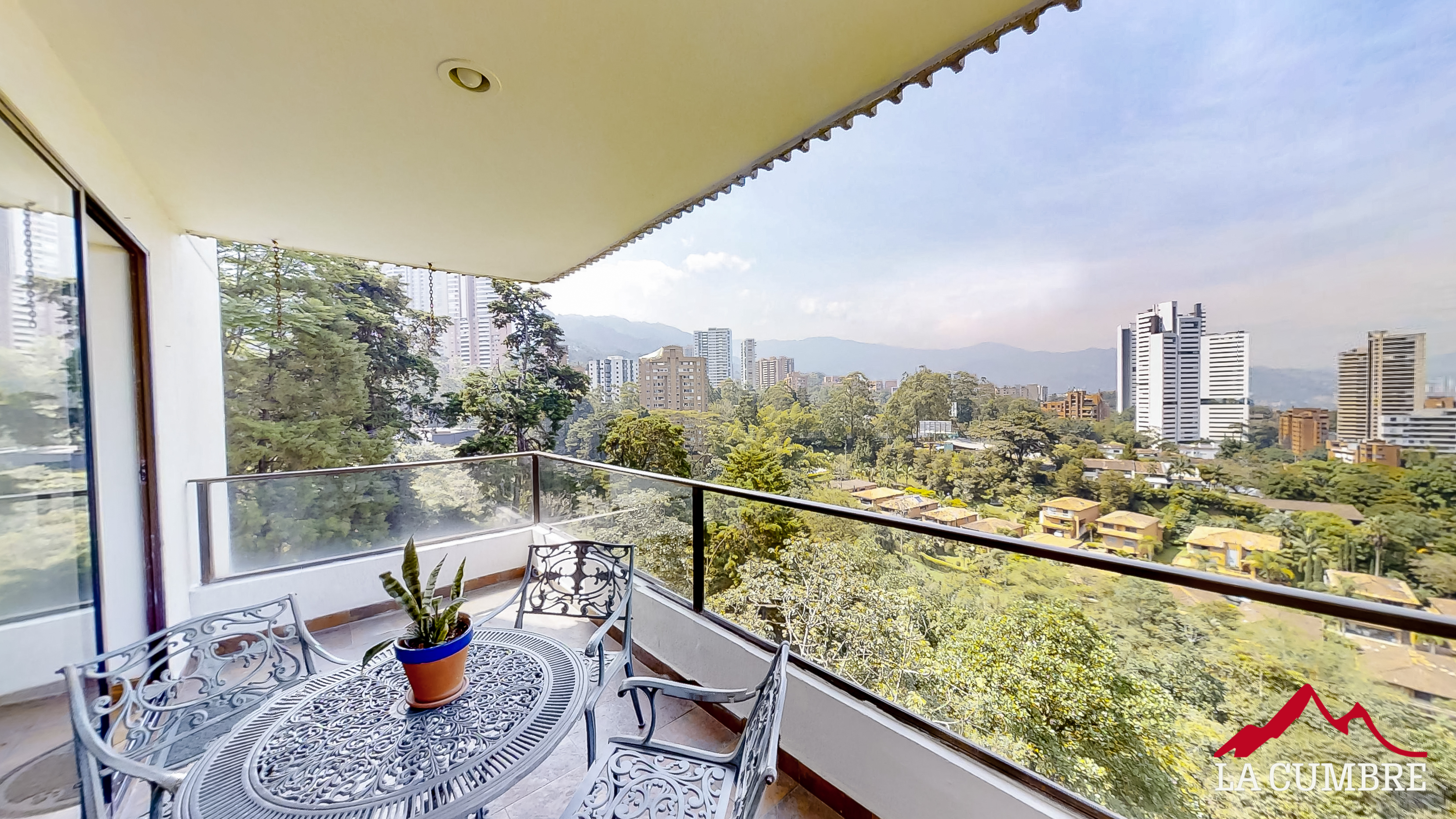 Apartamento de 3 alcobas en arriendo en Los Balsos, Medellín, 200 m² · foto 2 de 12