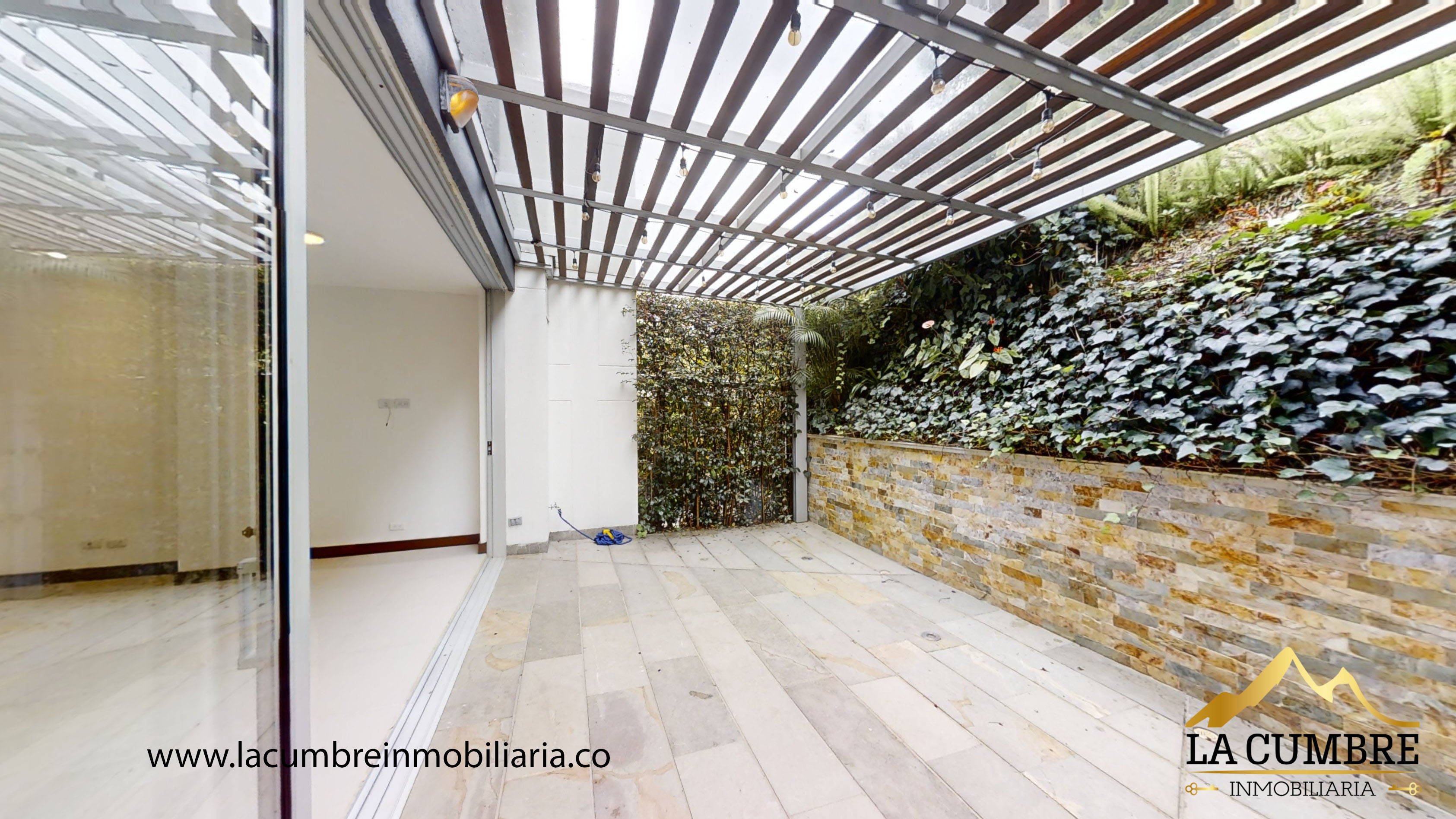 Casa de 3 alcobas en arriendo en Montessori, Envigado, 230 m² · foto 2 de 13