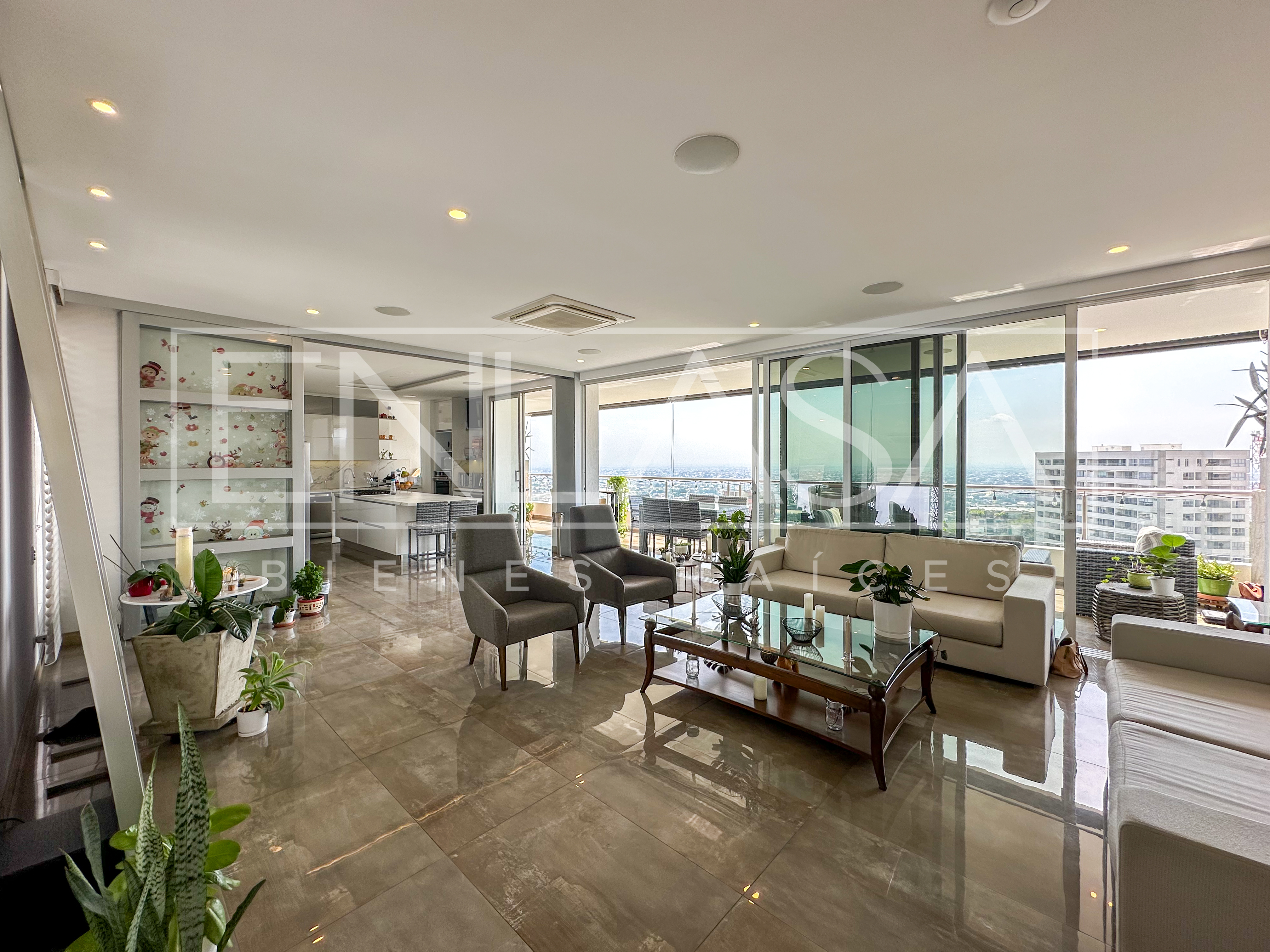 Casa de 4 alcobas en venta en Cristales, Cali, 615 m² · foto 3 de 24
