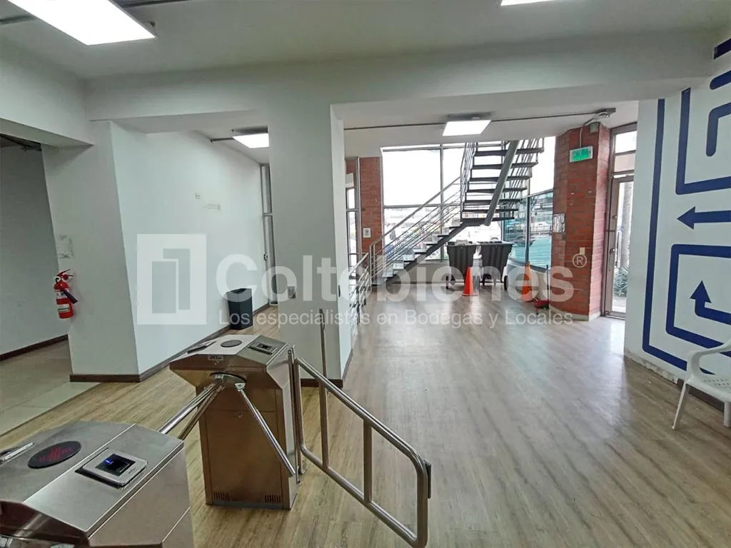 Oficina en arriendo en Camparola, Itagüí, 2629 m² · foto 2 de 20