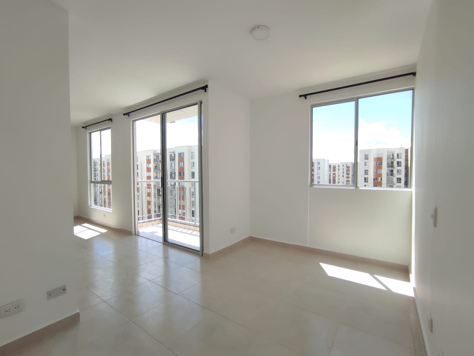Apartamento de 2 alcobas en venta en Cr. Los Naranjos, Jamundí, 62 m² · foto 3 de 14