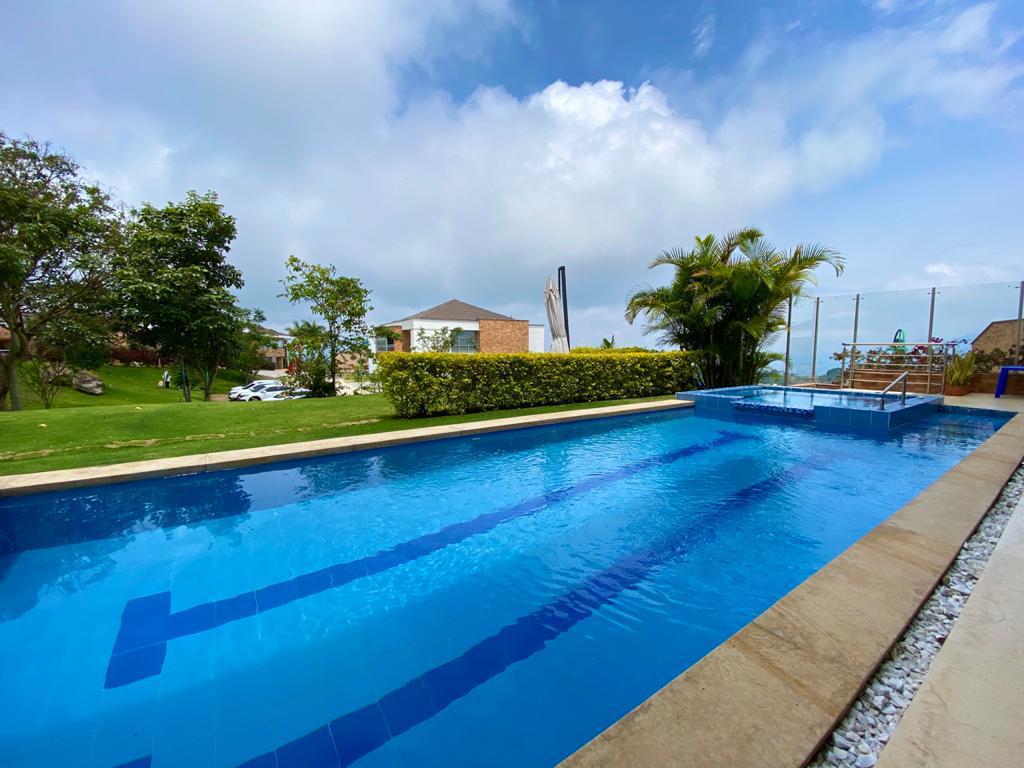 Casa de 5 alcobas en venta en Ruitoque Condominio, Floridablanca, 450 m² · foto 2 de 23