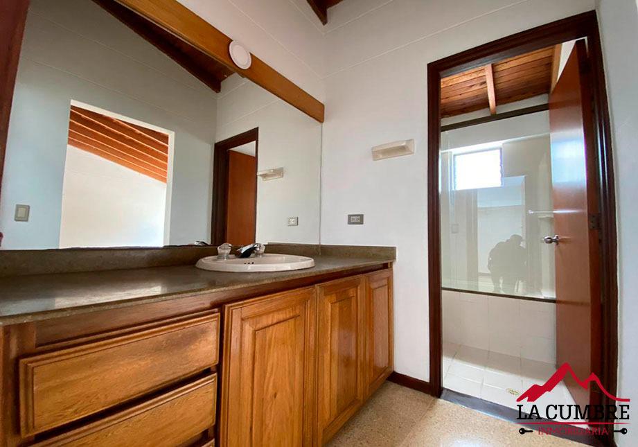 Casa de 4 alcobas en arriendo en Loma El Atravesado, Envigado, 220 m² · foto 10 de 10