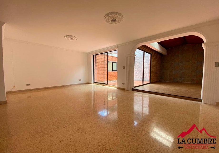 Casa de 4 alcobas en arriendo en Loma El Atravesado, Envigado, 220 m² · foto 2 de 10