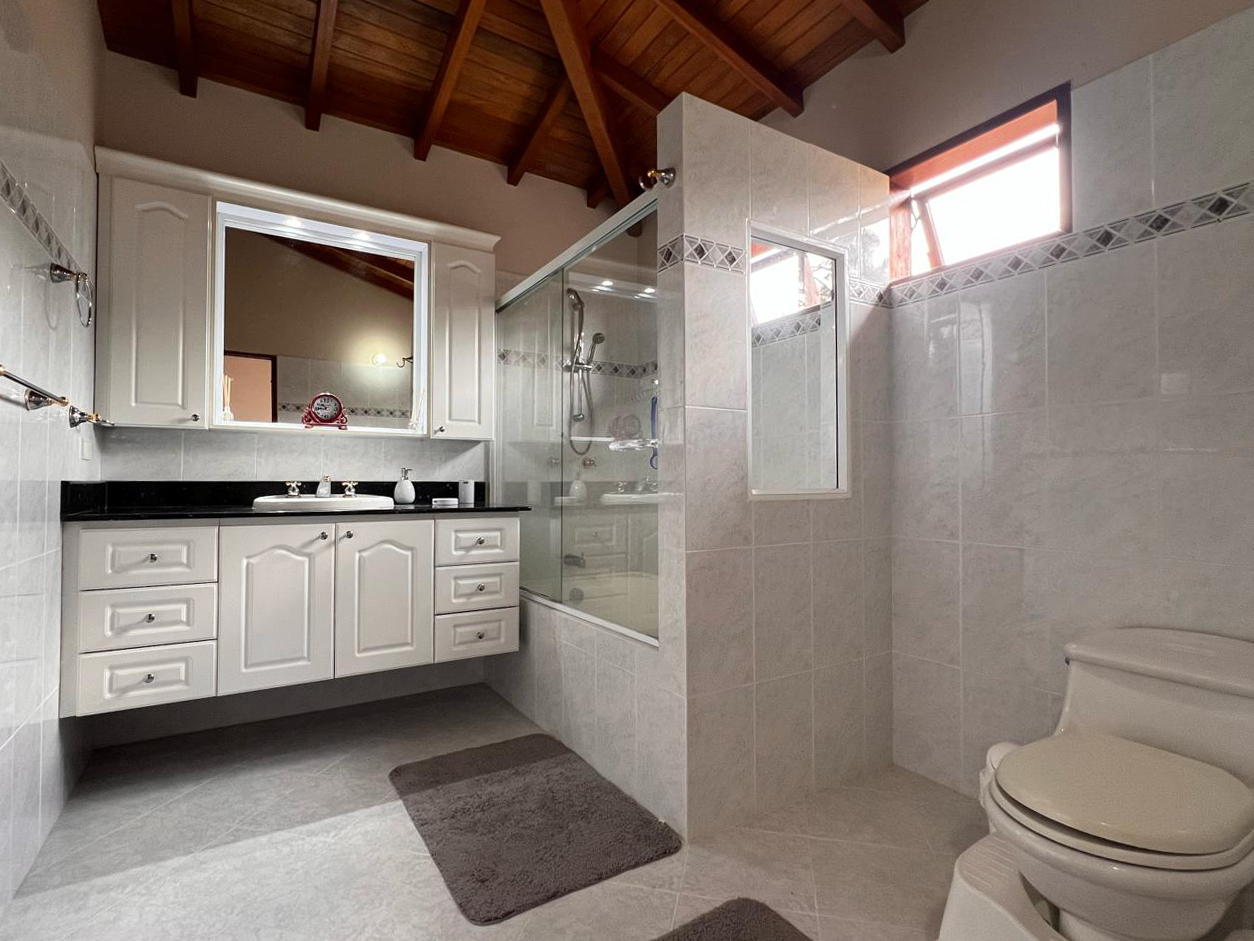 Casa de 3 alcobas en venta en Llano Grande, Rionegro, 270 m² · foto 12 de 18