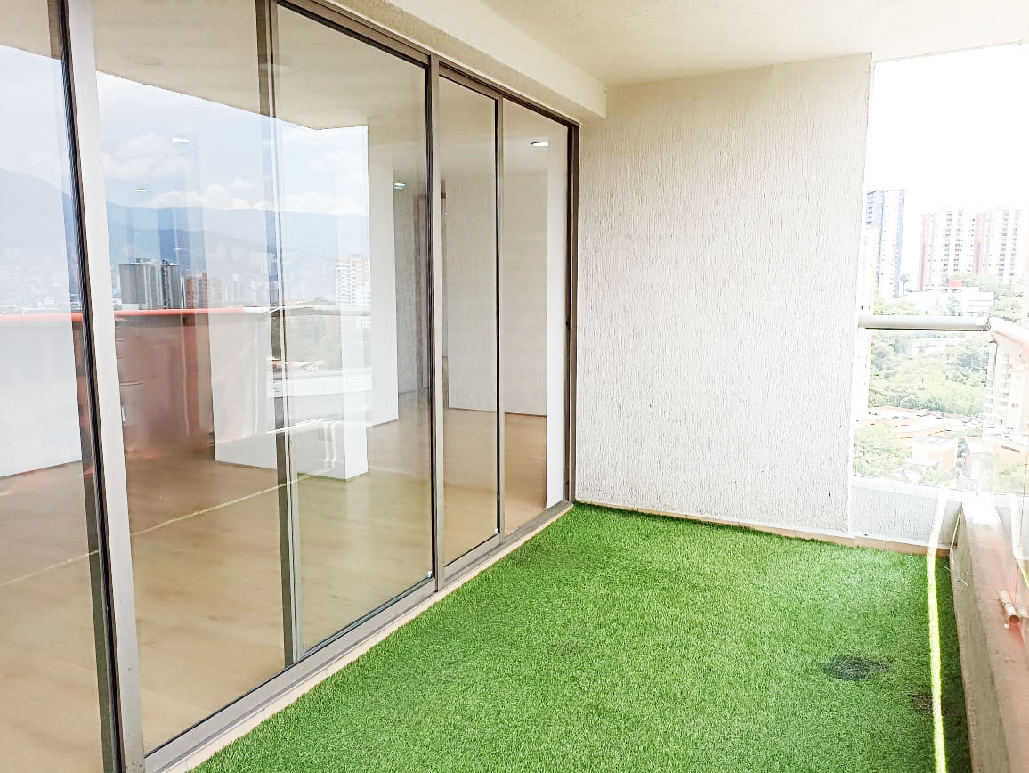 Apartamento de 2 alcobas en venta en Loma De Los Bernal, Medellín, 84 m² · foto 14 de 19