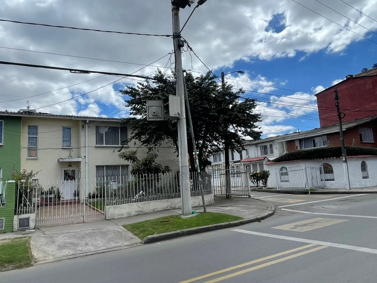 Casa de 5 alcobas en venta en Castilla, Bogotá, 227 m² · foto 2 de 17