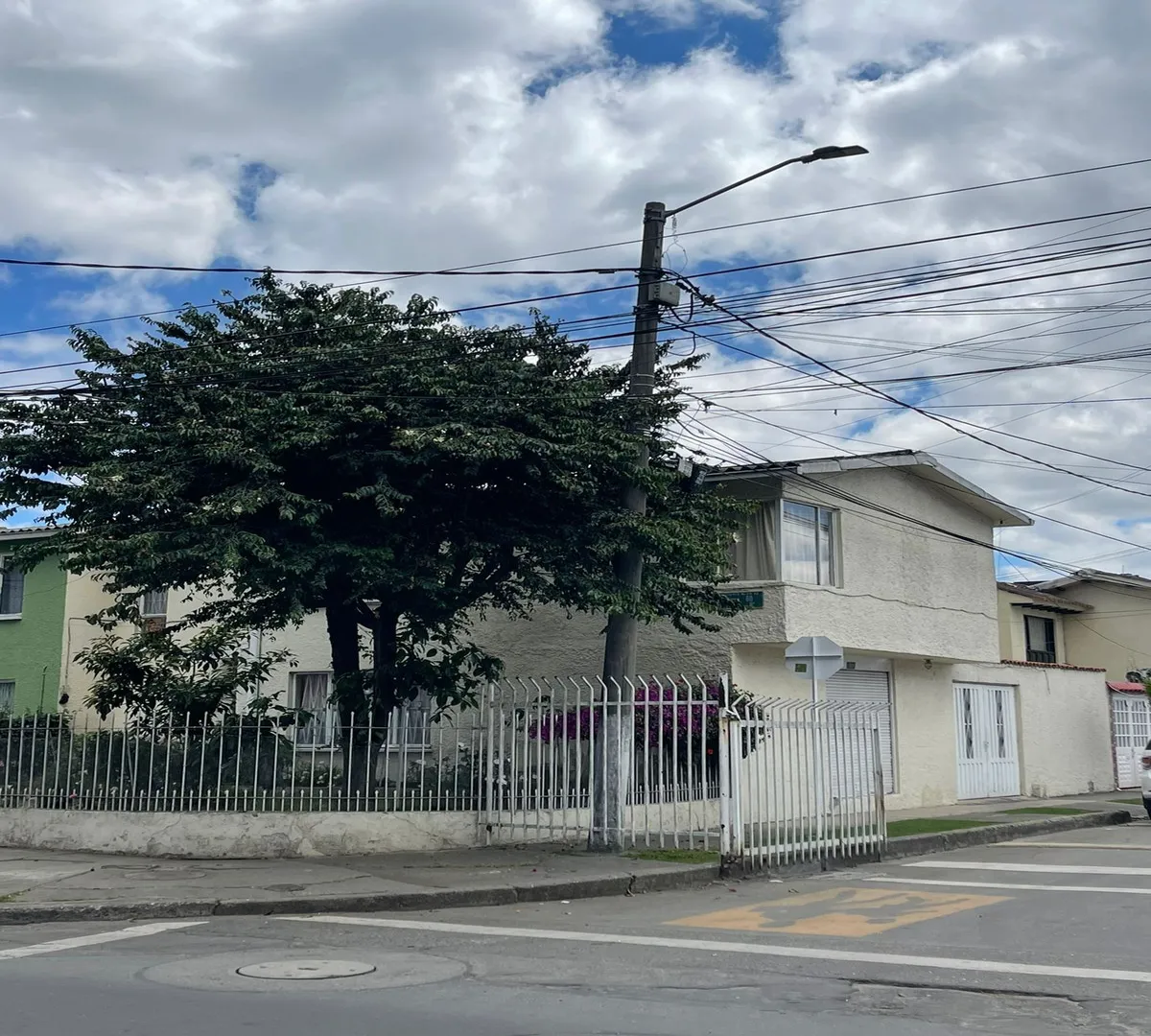 Casa de 5 alcobas en venta en Castilla, Bogotá, 227 m² · foto 3 de 17