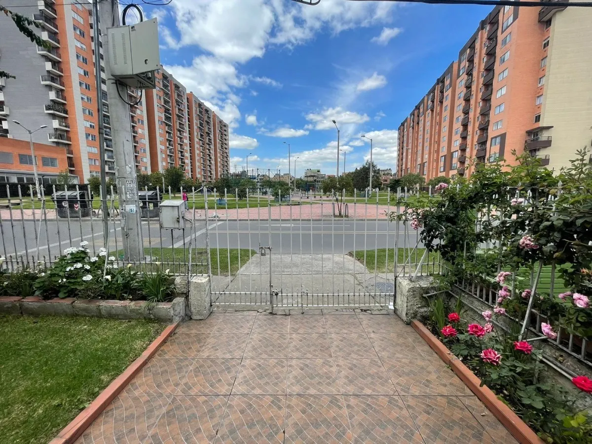 Casa de 5 alcobas en venta en Castilla, Bogotá, 227 m² · foto 7 de 17