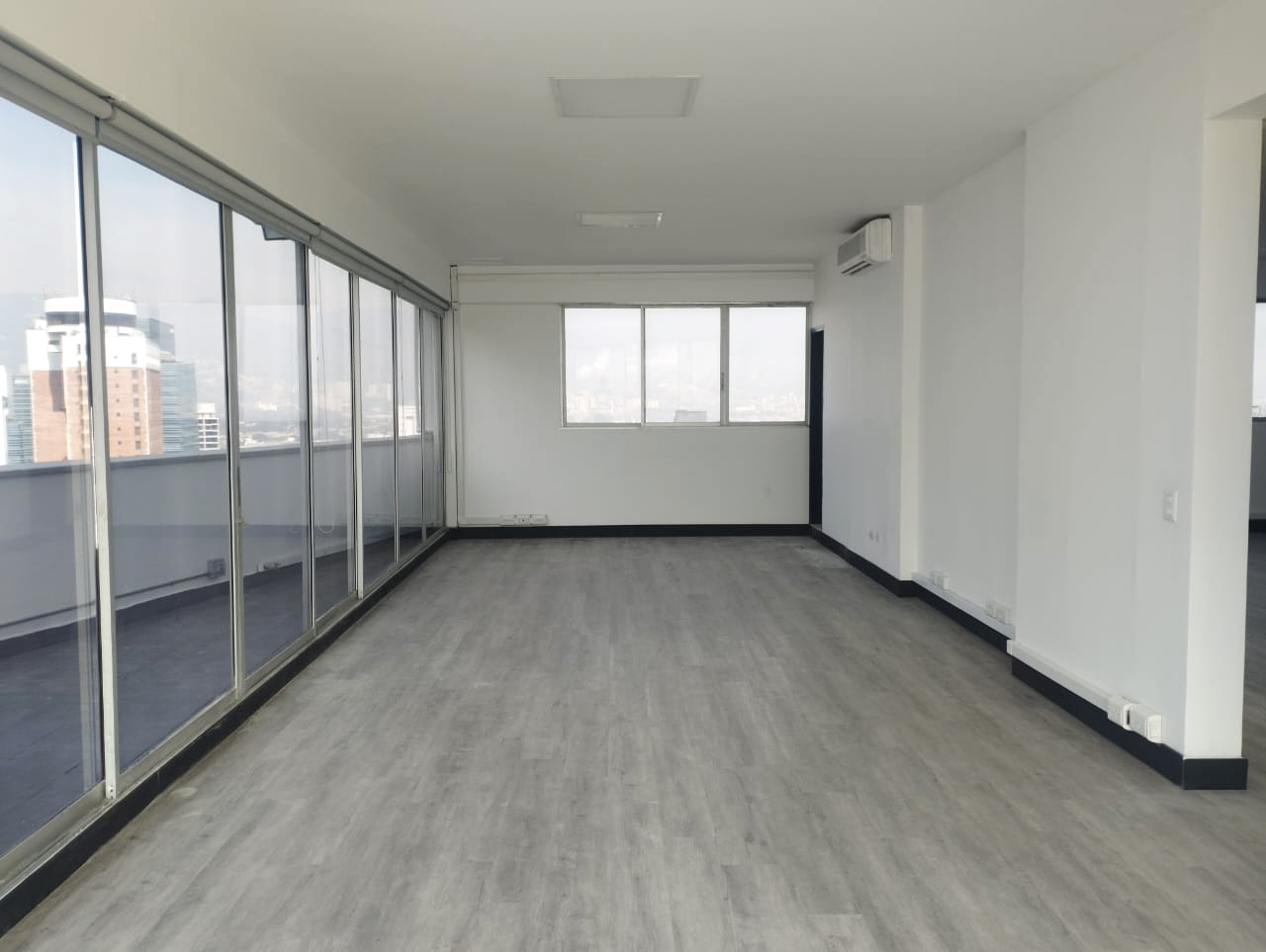 Oficina en arriendo en El Poblado, Medellín, 380 m² · foto 14 de 20