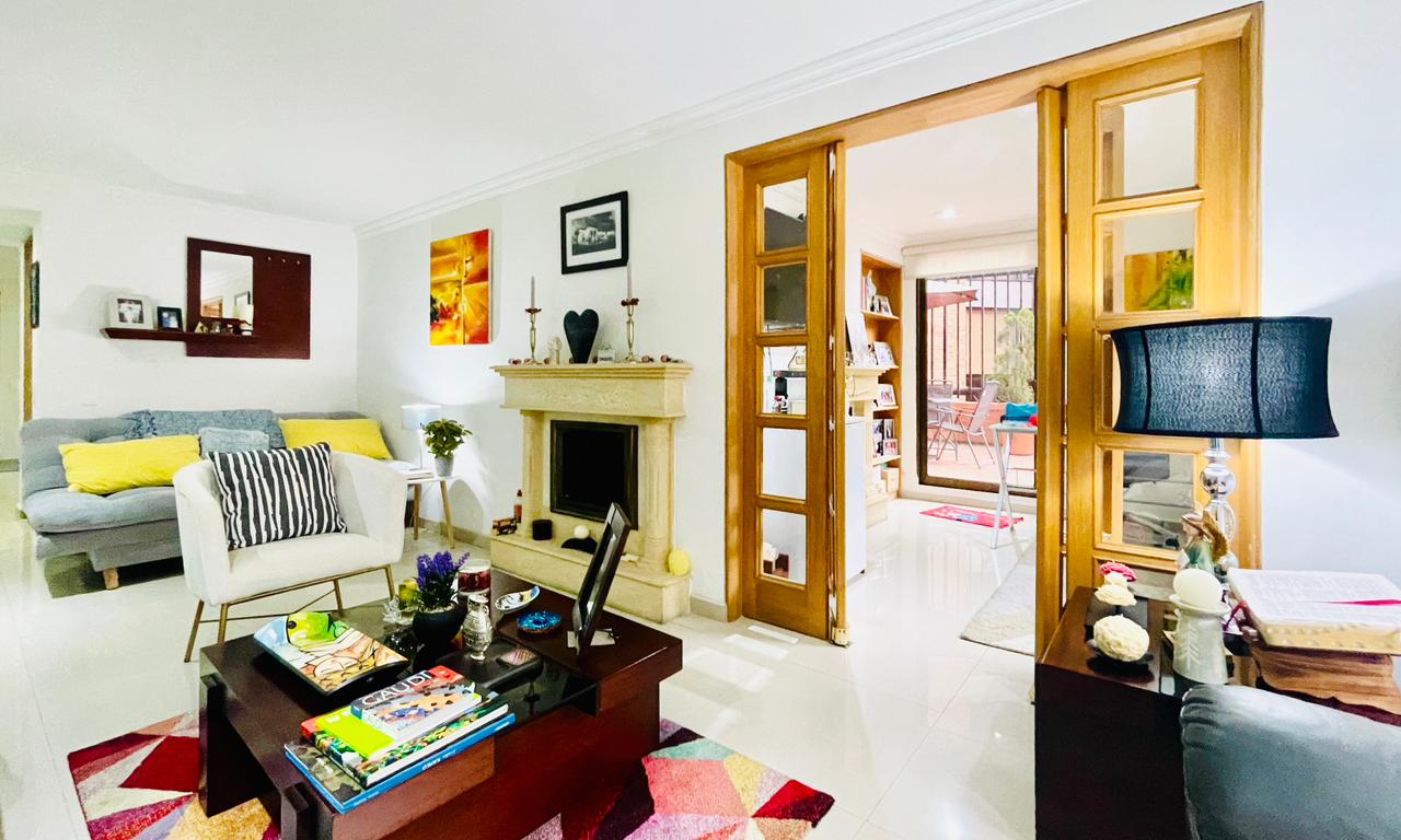 Apartamento de 3 alcobas en venta en La Carolina, Bogotá, 193 m² · foto 2 de 24