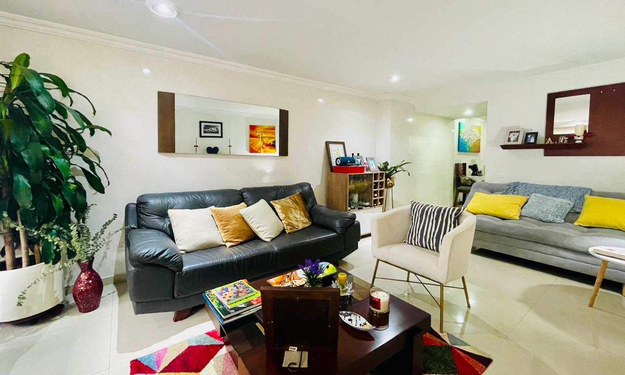 Apartamento de 3 alcobas en venta en La Carolina, Bogotá, 193 m² · foto 3 de 24