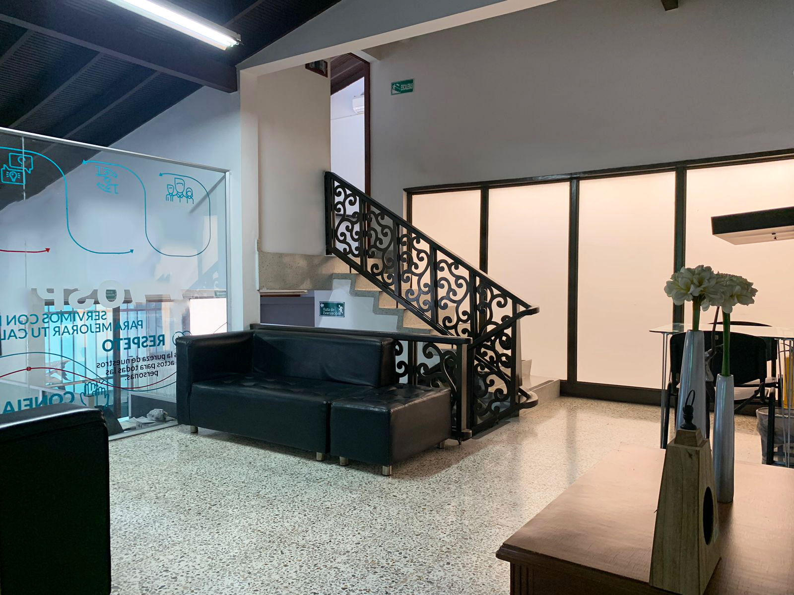 Oficina en arriendo en Patio Bonito, Medellín, 427 m² · foto 2 de 12