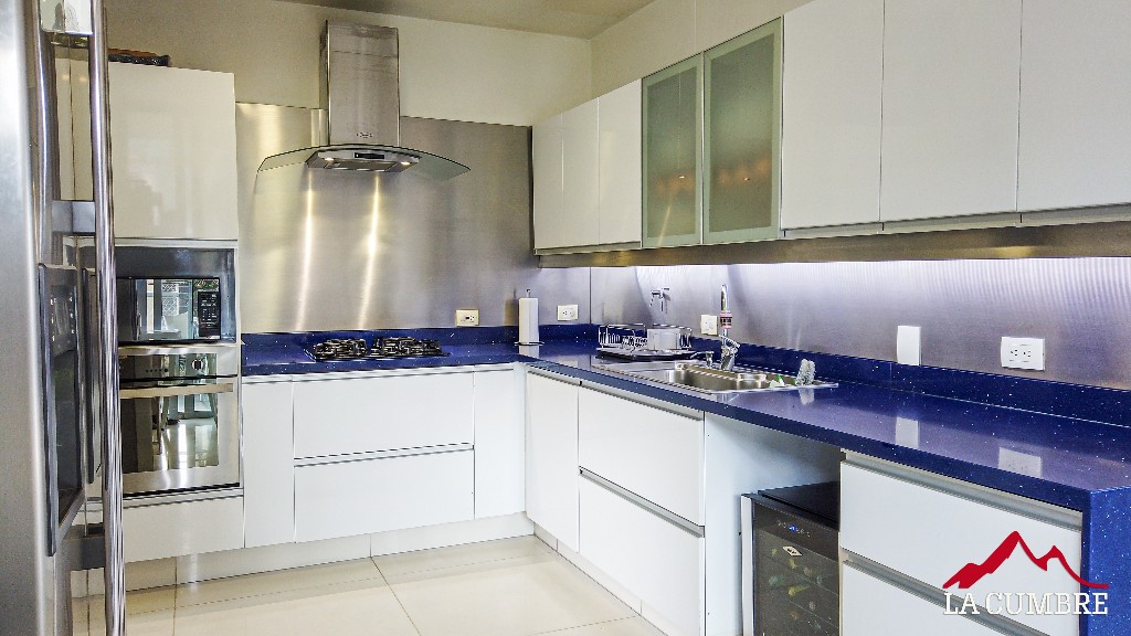 Apartamento de 3 alcobas en arriendo en El Tesoro, Medellín, 263 m² · foto 10 de 16