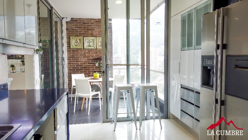 Apartamento de 3 alcobas en arriendo en El Tesoro, Medellín, 263 m² · foto 11 de 16