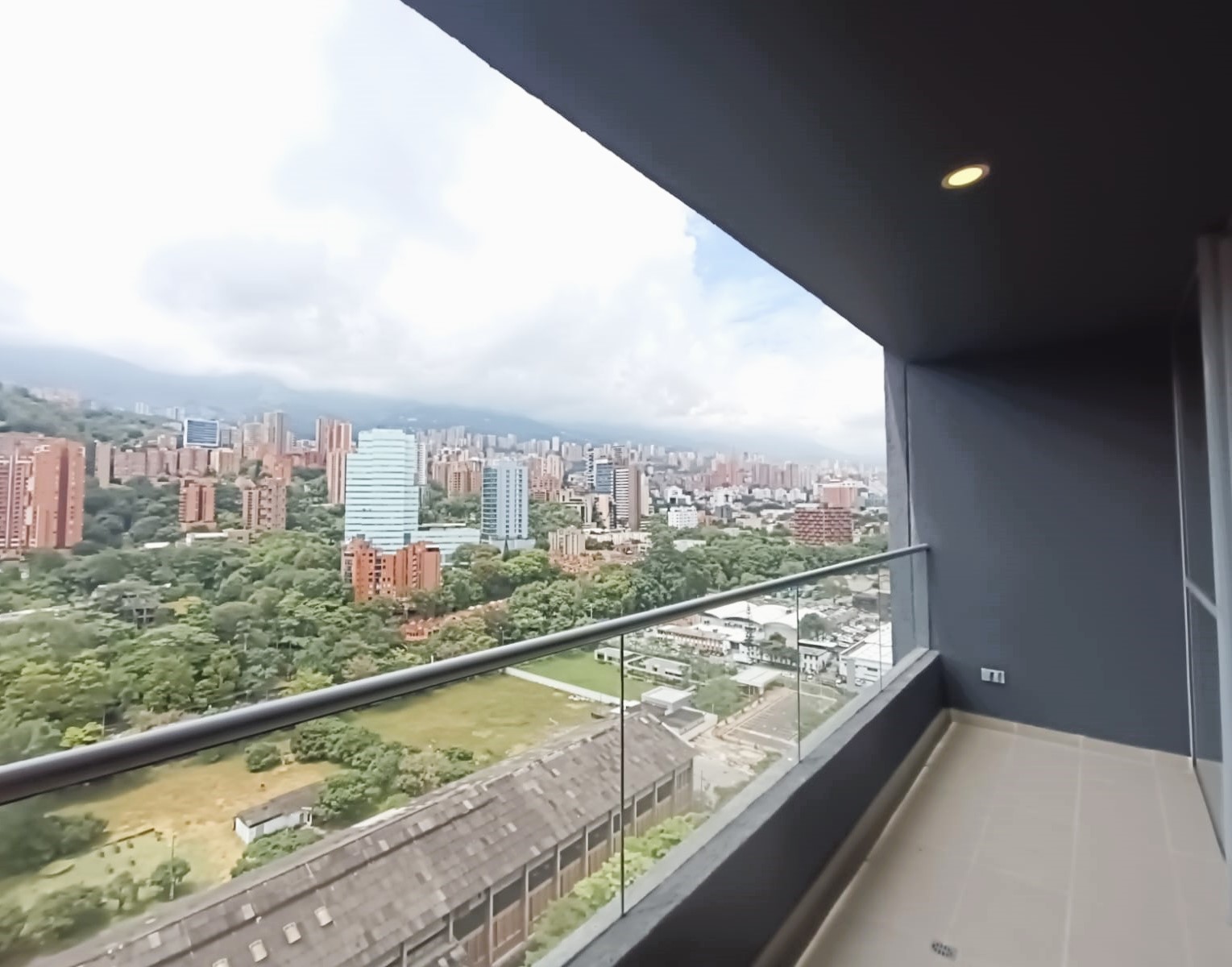 Apartamento de 3 alcobas en venta en El Poblado, Medellín, 112 m² · foto 3 de 11
