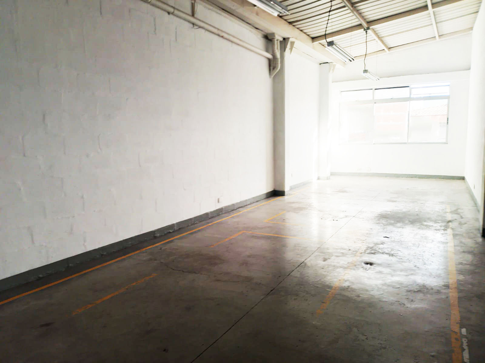 Bodega en arriendo en Cristo Rey, Medellín, 90 m² · foto 2 de 13