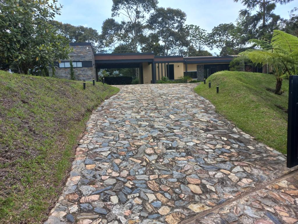Casa de 3 alcobas en venta en Guamito, La Ceja, 325 m² · foto 3 de 24