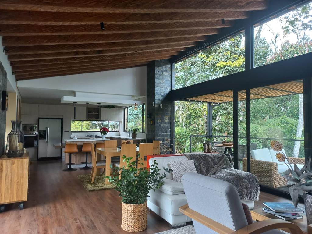 Casa de 3 alcobas en venta en Guamito, La Ceja, 325 m² · foto 8 de 24