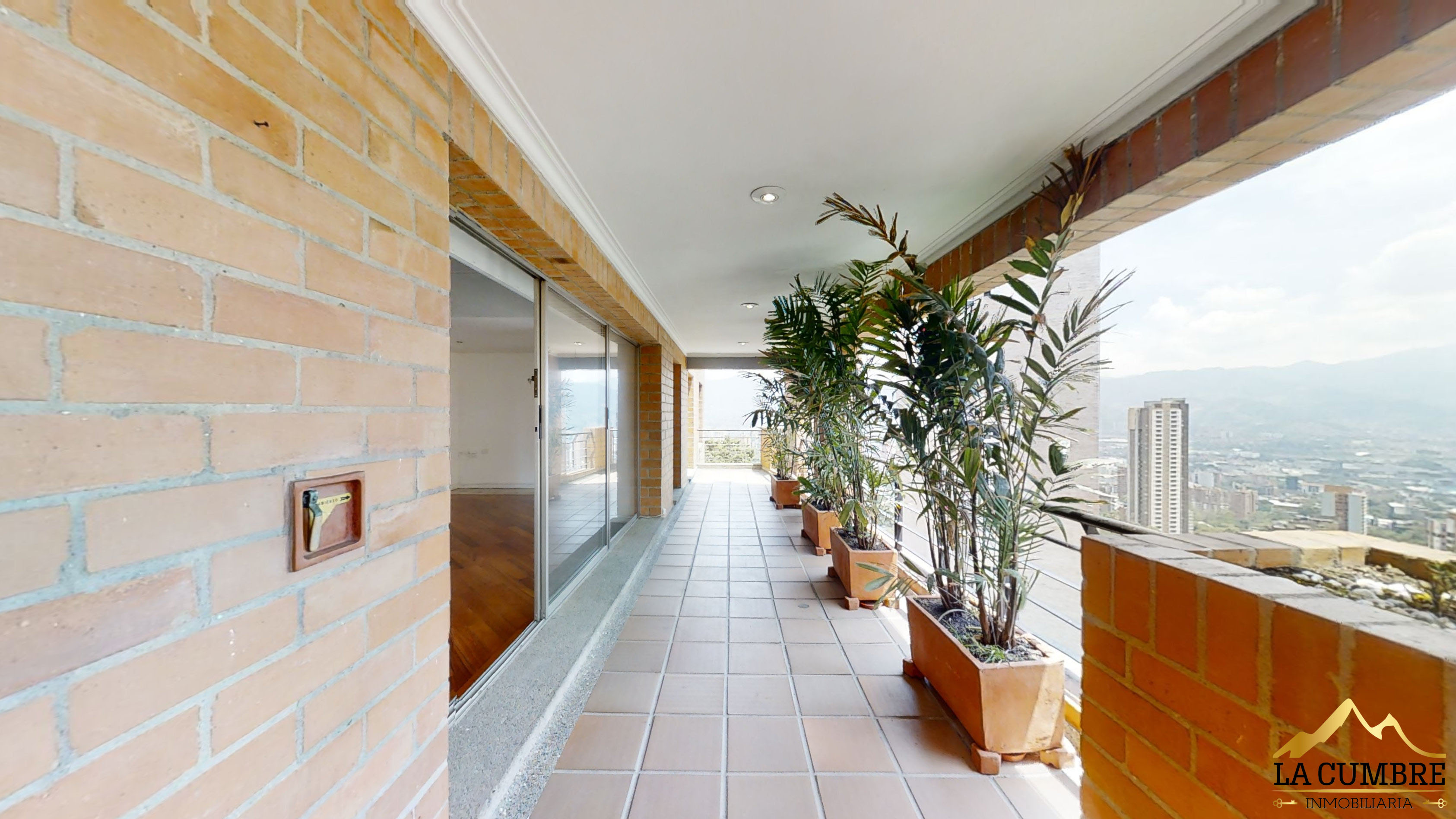 Apartamento de 3 alcobas en arriendo en La Calera, Medellín, 240 m² · foto 2 de 12