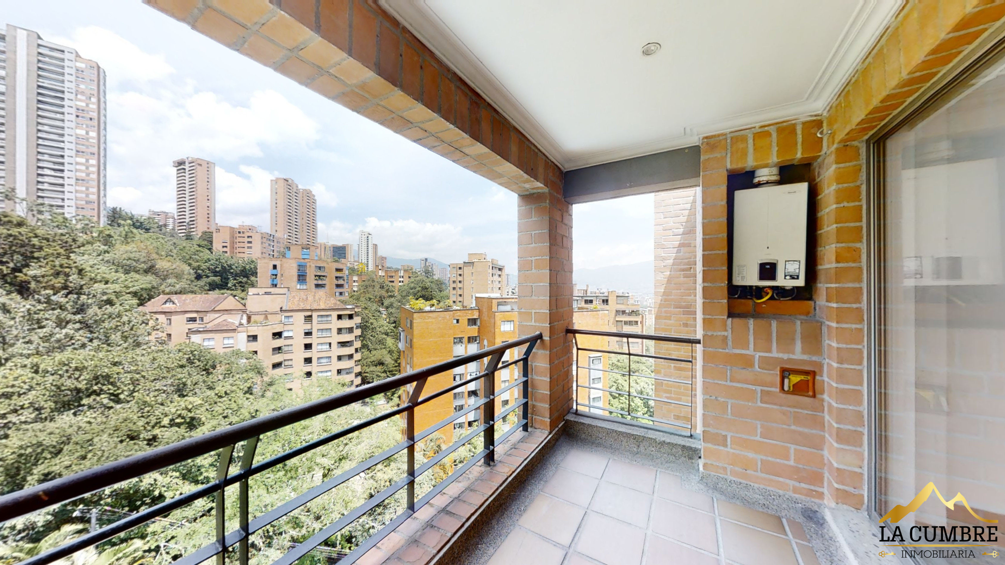 Apartamento de 3 alcobas en arriendo en La Calera, Medellín, 240 m² · foto 3 de 12
