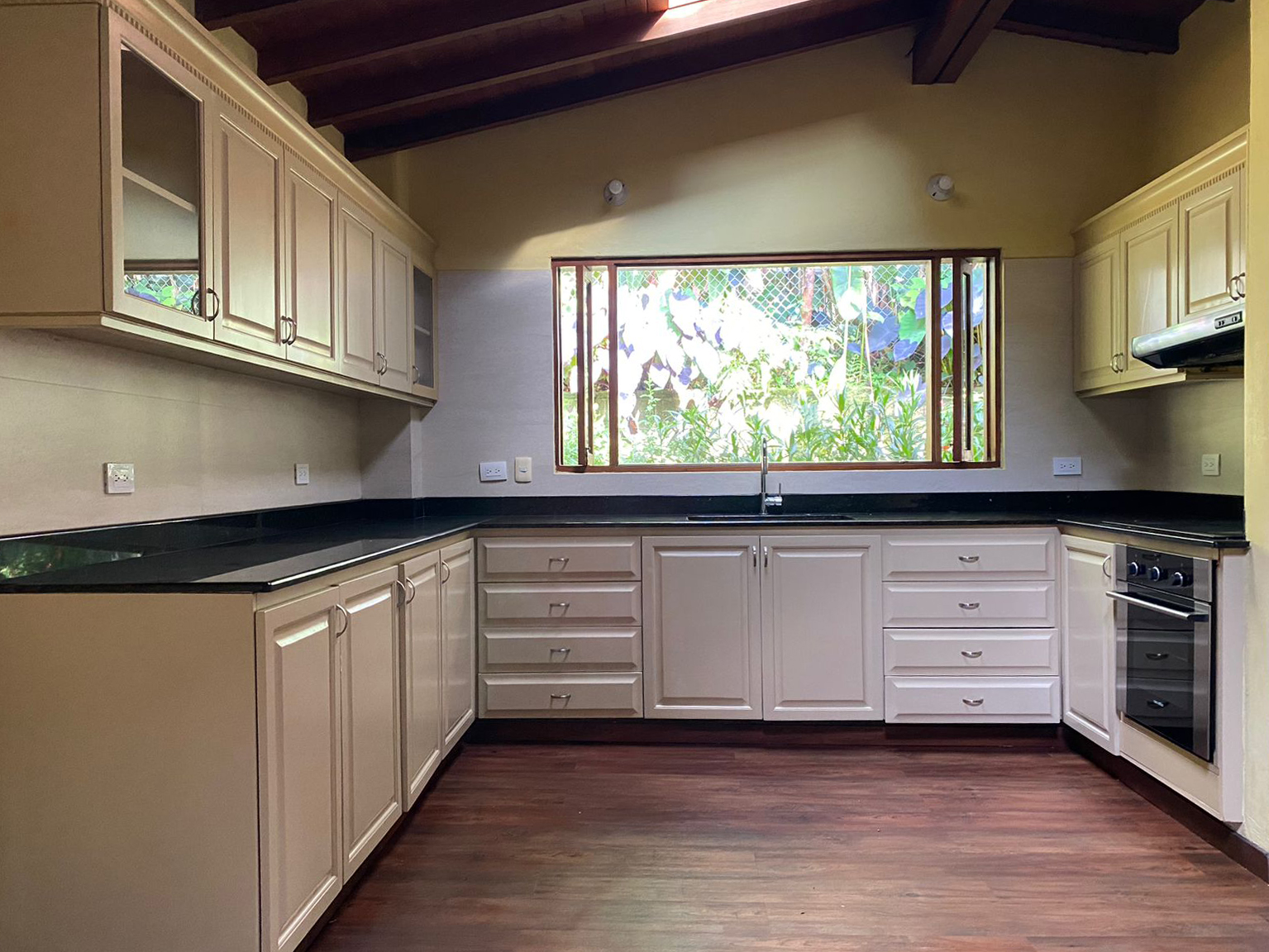 Casa de 2 alcobas en arriendo en Las Brujas, Envigado, 280 m² · foto 5 de 20