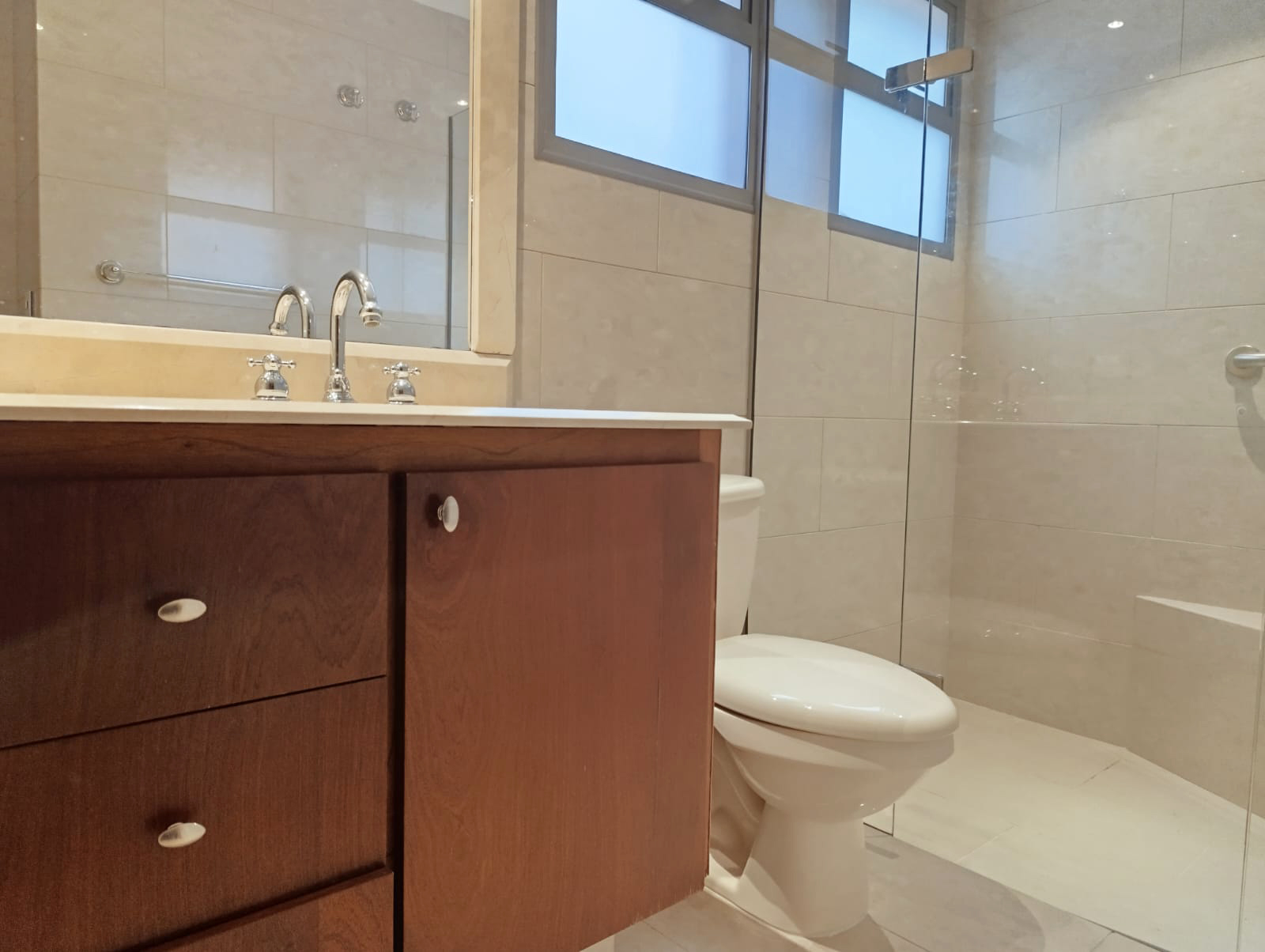 Apartamento de 3 alcobas en arriendo en El Tesoro, Medellín, 197 m² · foto 15 de 16