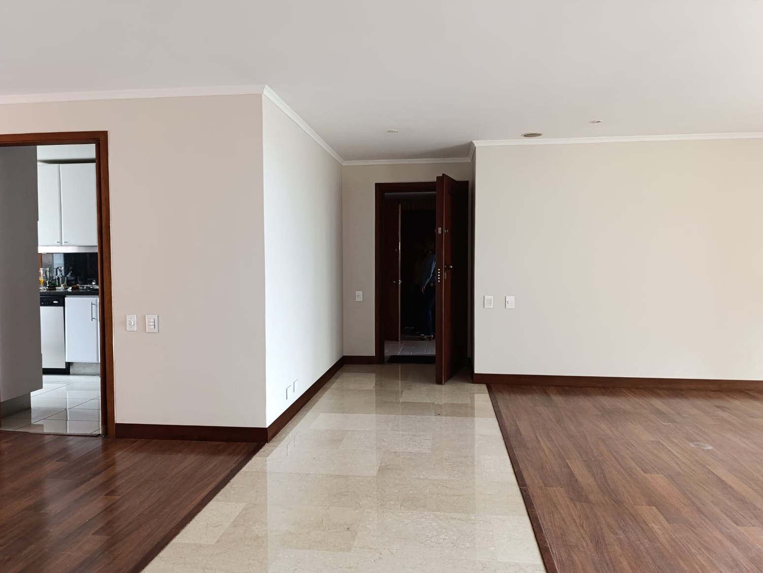 Apartamento de 3 alcobas en arriendo en El Tesoro, Medellín, 197 m² · foto 5 de 16