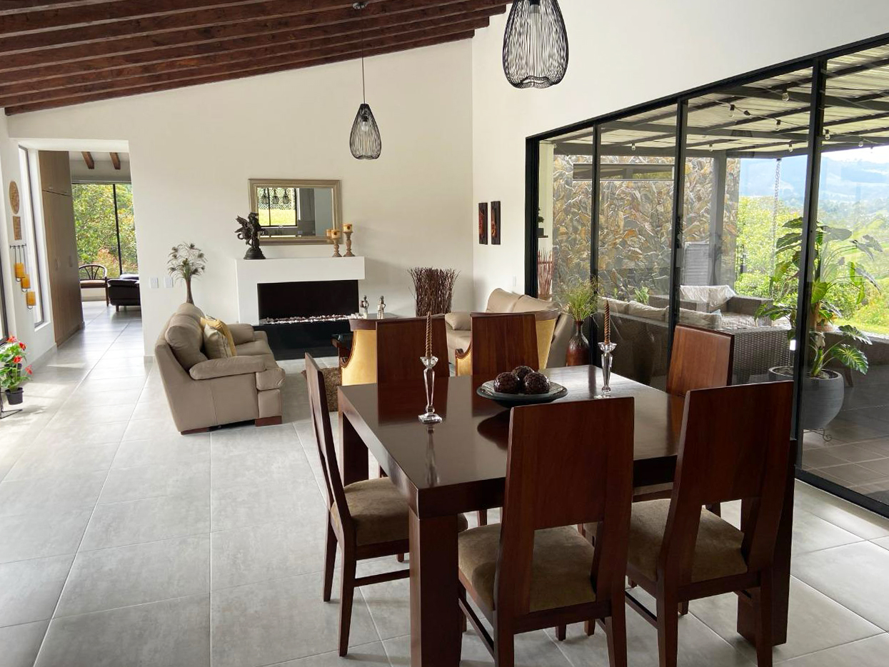 Casa de 3 alcobas en venta en La Ceja, 330 m² · foto 2 de 11