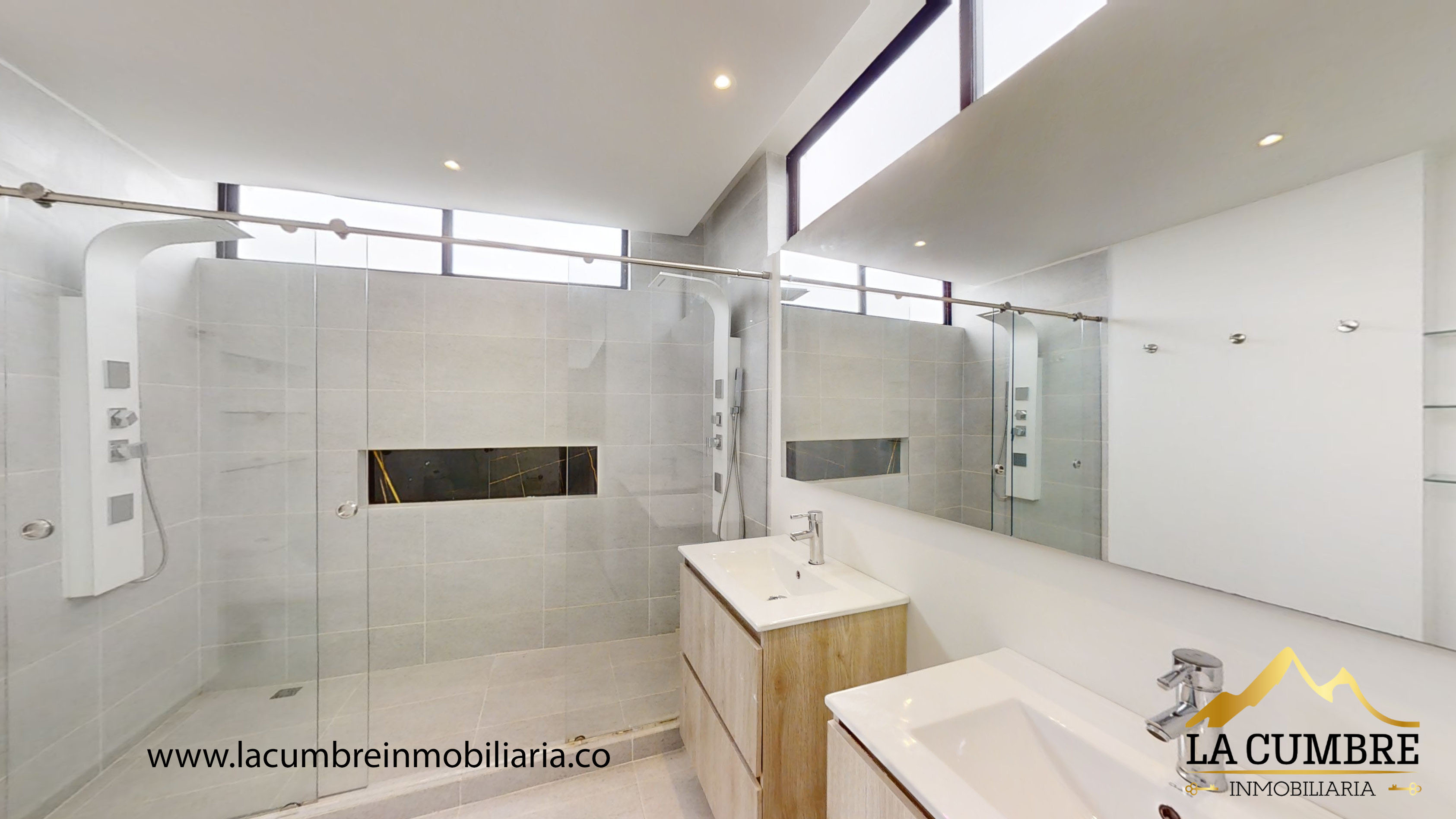 Casa de 3 alcobas en arriendo en Loma Del Chocho, Envigado, 260 m² · foto 16 de 18