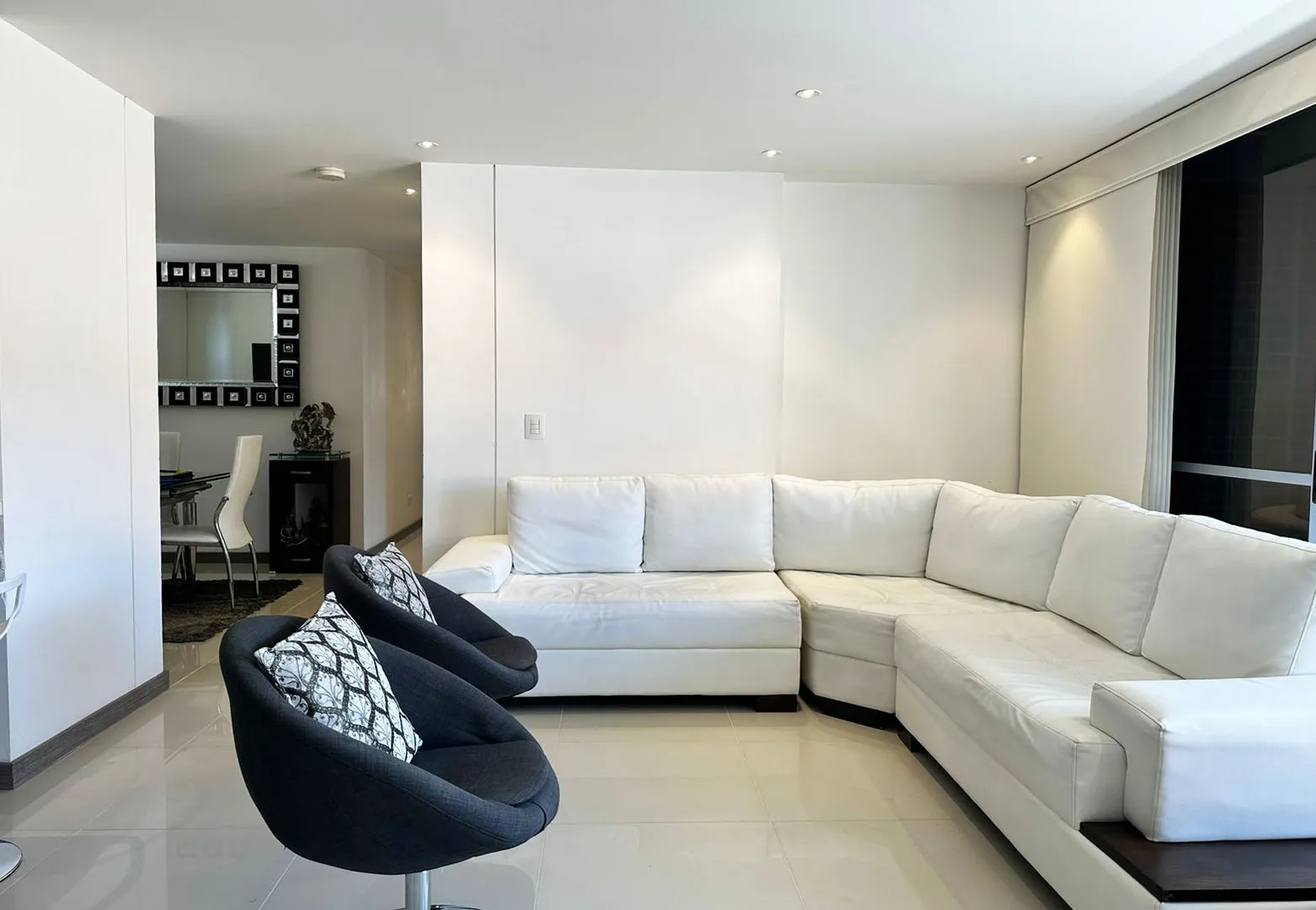 Apartamento de 3 alcobas en arriendo en El Poblado, Medellín, 121 m² · foto 2 de 18