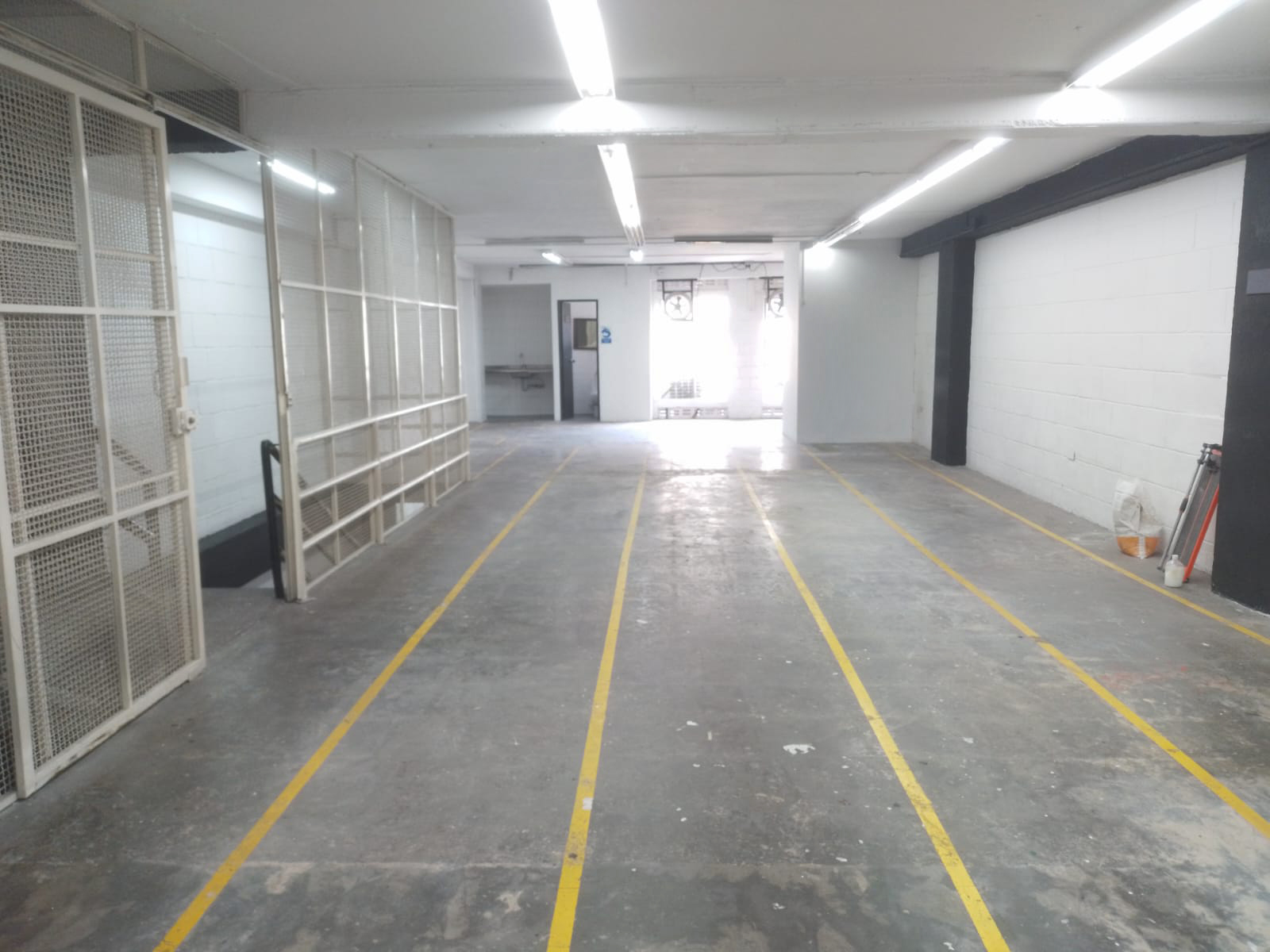 Bodega en arriendo en Cristo Rey, Medellín, 388 m² · foto 2 de 18