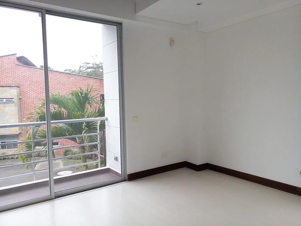 Casa de 3 alcobas en venta en Loma Benedictinos, Envigado, 253 m² · foto 12 de 19