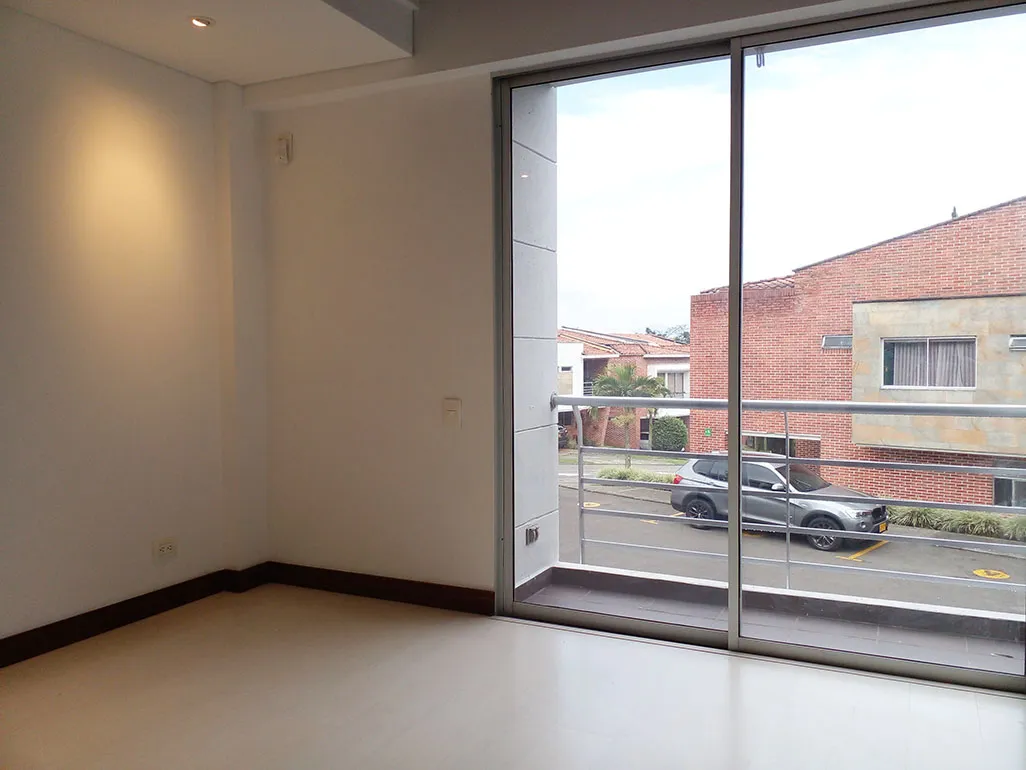Casa de 3 alcobas en venta en Loma Benedictinos, Envigado, 253 m² · foto 14 de 19