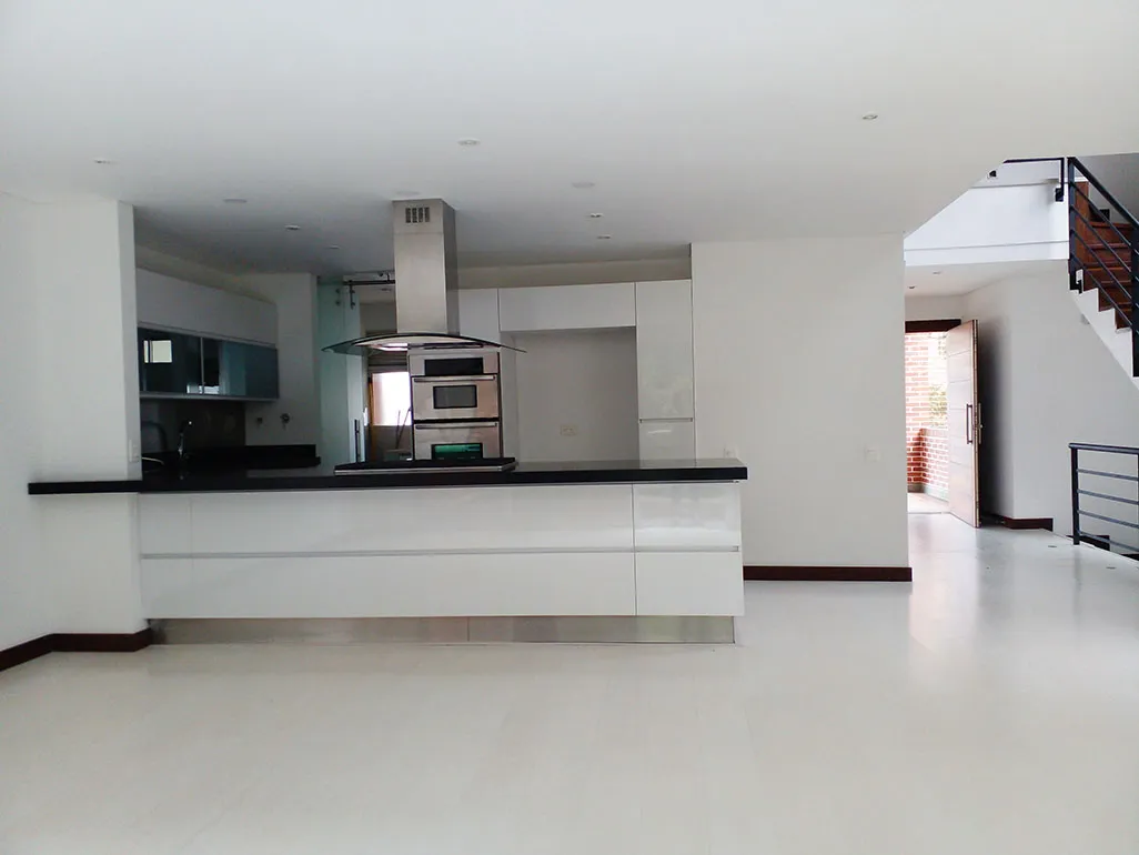 Casa de 3 alcobas en venta en Loma Benedictinos, Envigado, 253 m² · foto 2 de 19