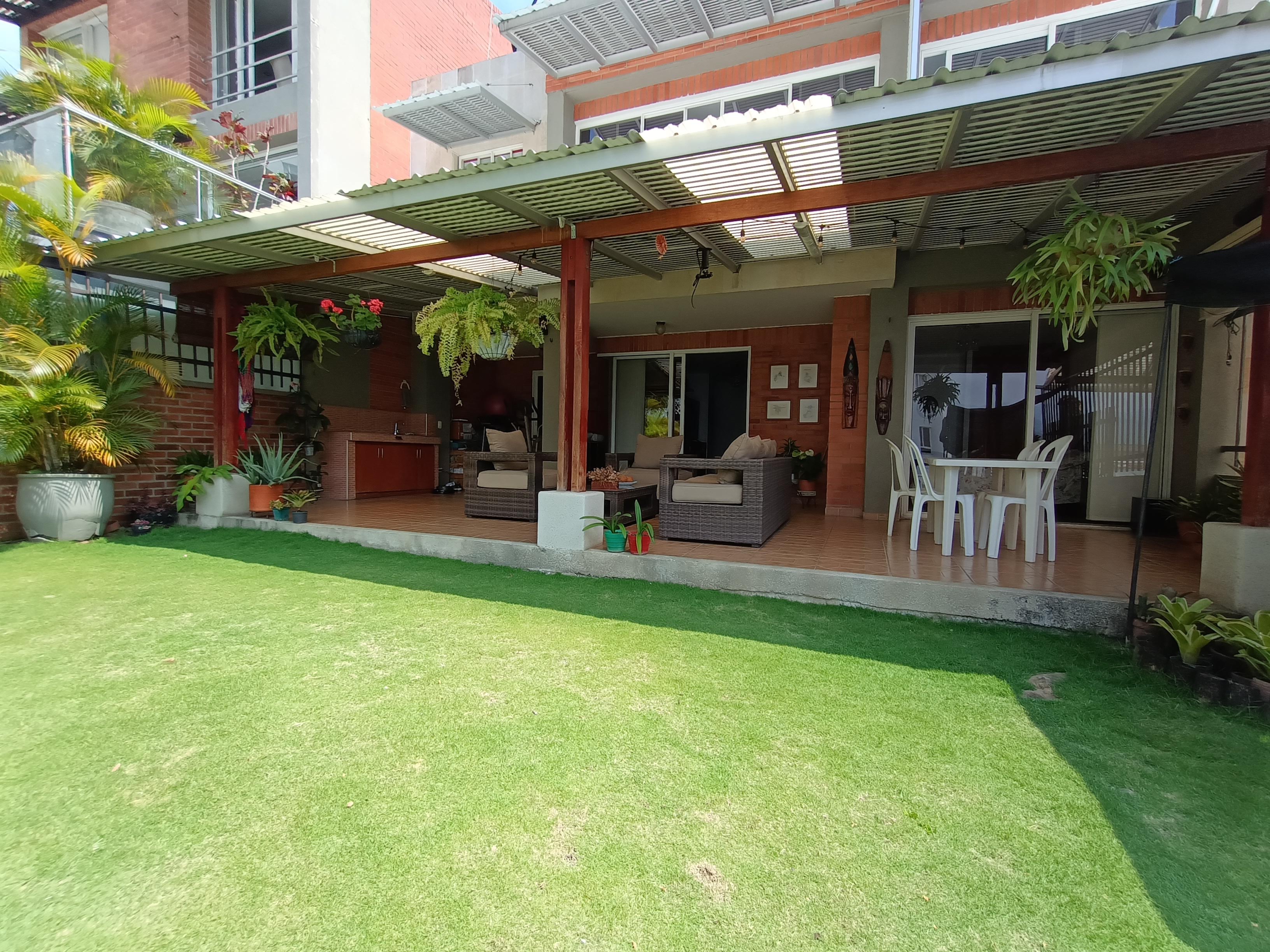 Casa de 4 alcobas en venta en Santa Teresita, Cali, 300 m² · foto 2 de 24