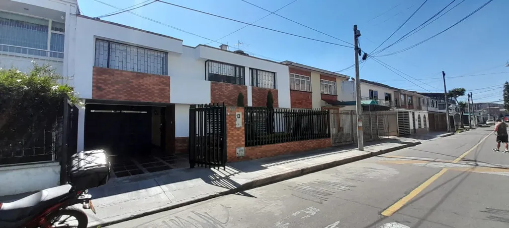 Casa en venta en Engativá, Bogotá · foto 2 de 24