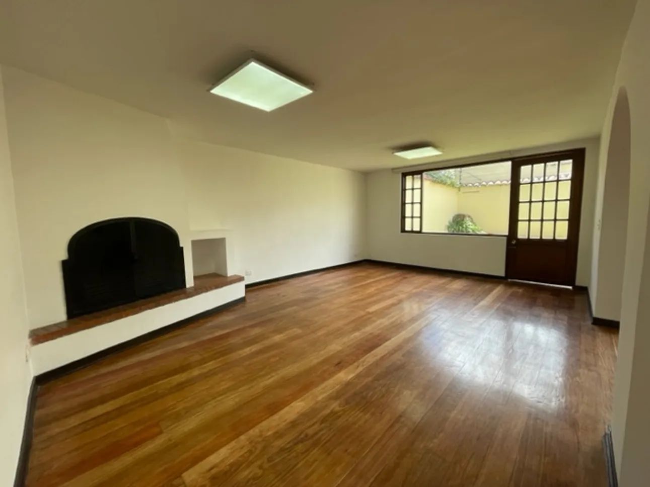 Casa de 5 alcobas en venta en Santa Ana, Bogotá, 329 m² · foto 2 de 22