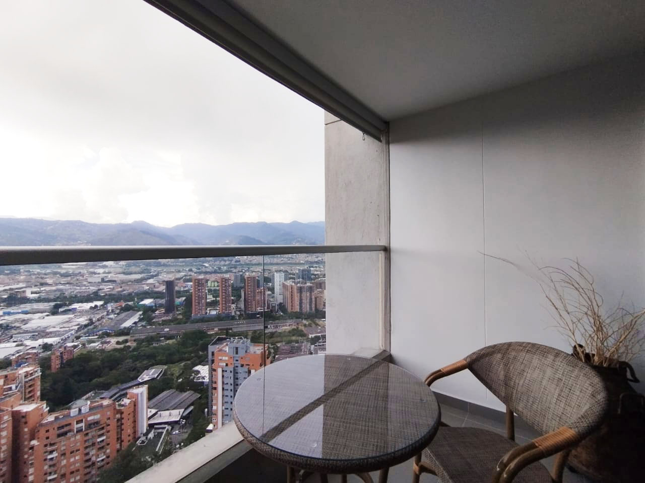 Apartamento de 2 alcobas en arriendo en El Poblado, Medellín, 107 m² · foto 10 de 16