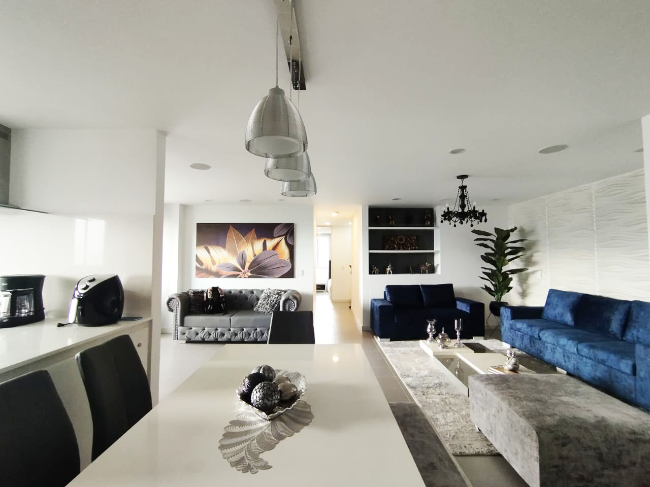 Apartamento de 2 alcobas en arriendo en El Poblado, Medellín, 107 m² · foto 2 de 16