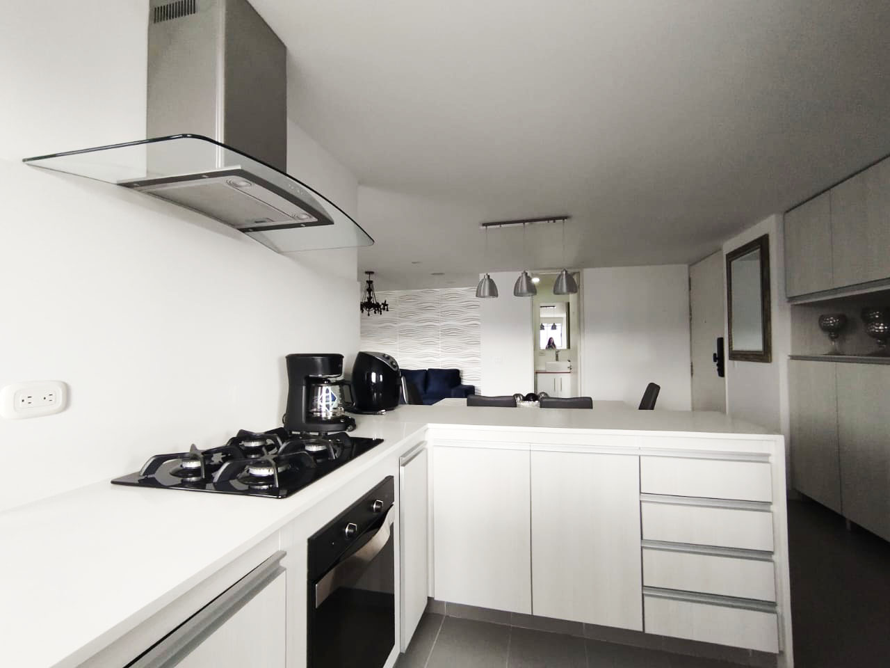 Apartamento de 2 alcobas en arriendo en El Poblado, Medellín, 107 m² · foto 5 de 16